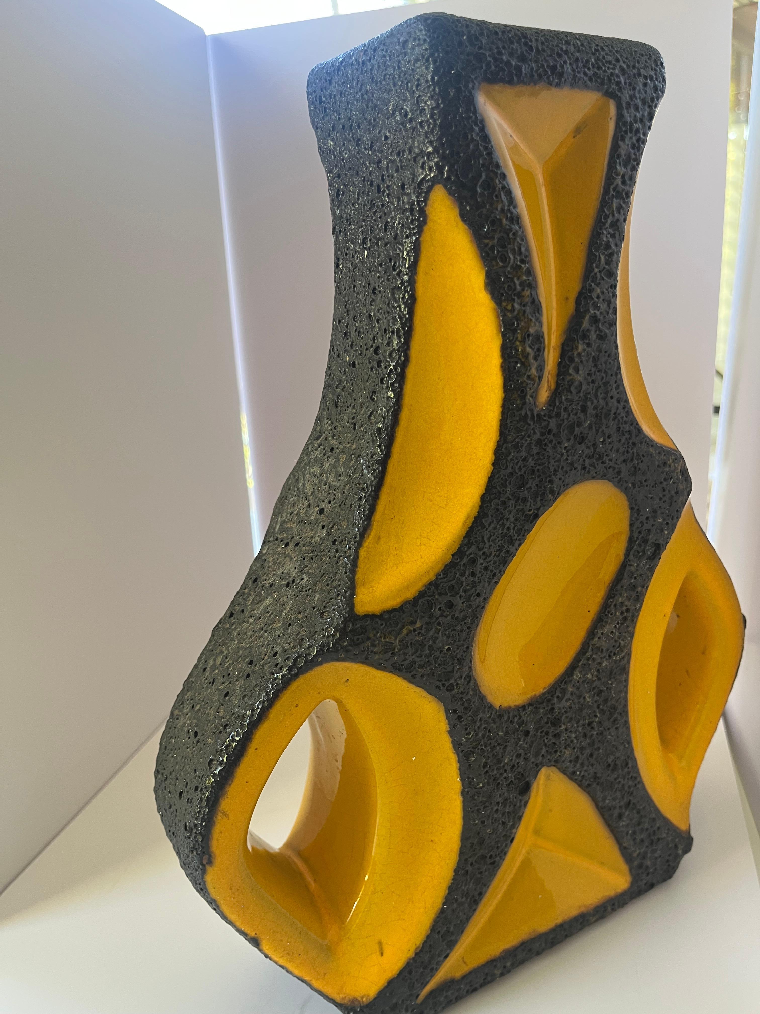 Vaso a forma di chitarra in lava giallo e nero Roth Keramik in vendita 2