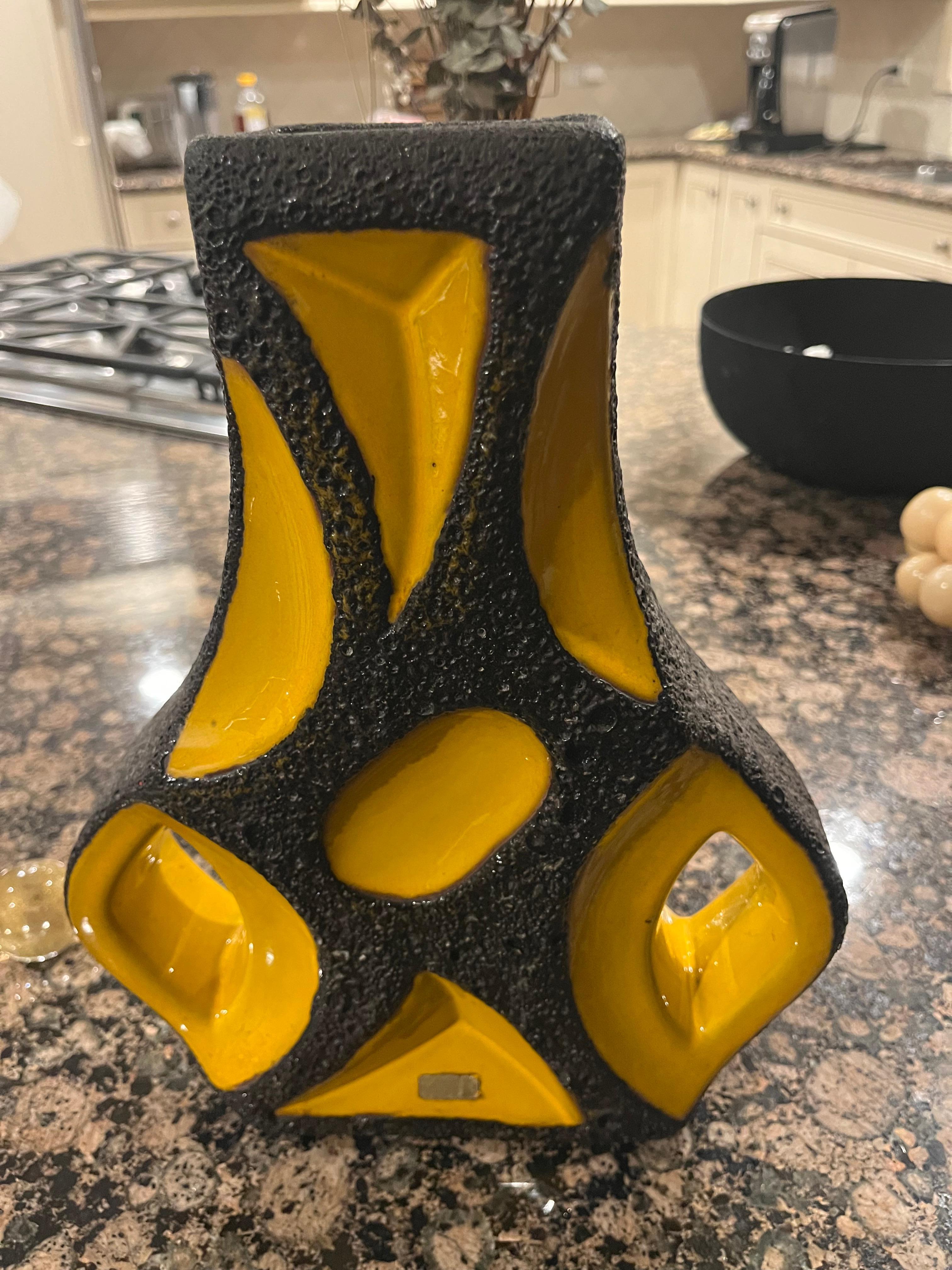 Vaso a forma di chitarra in lava giallo e nero Roth Keramik in vendita 3