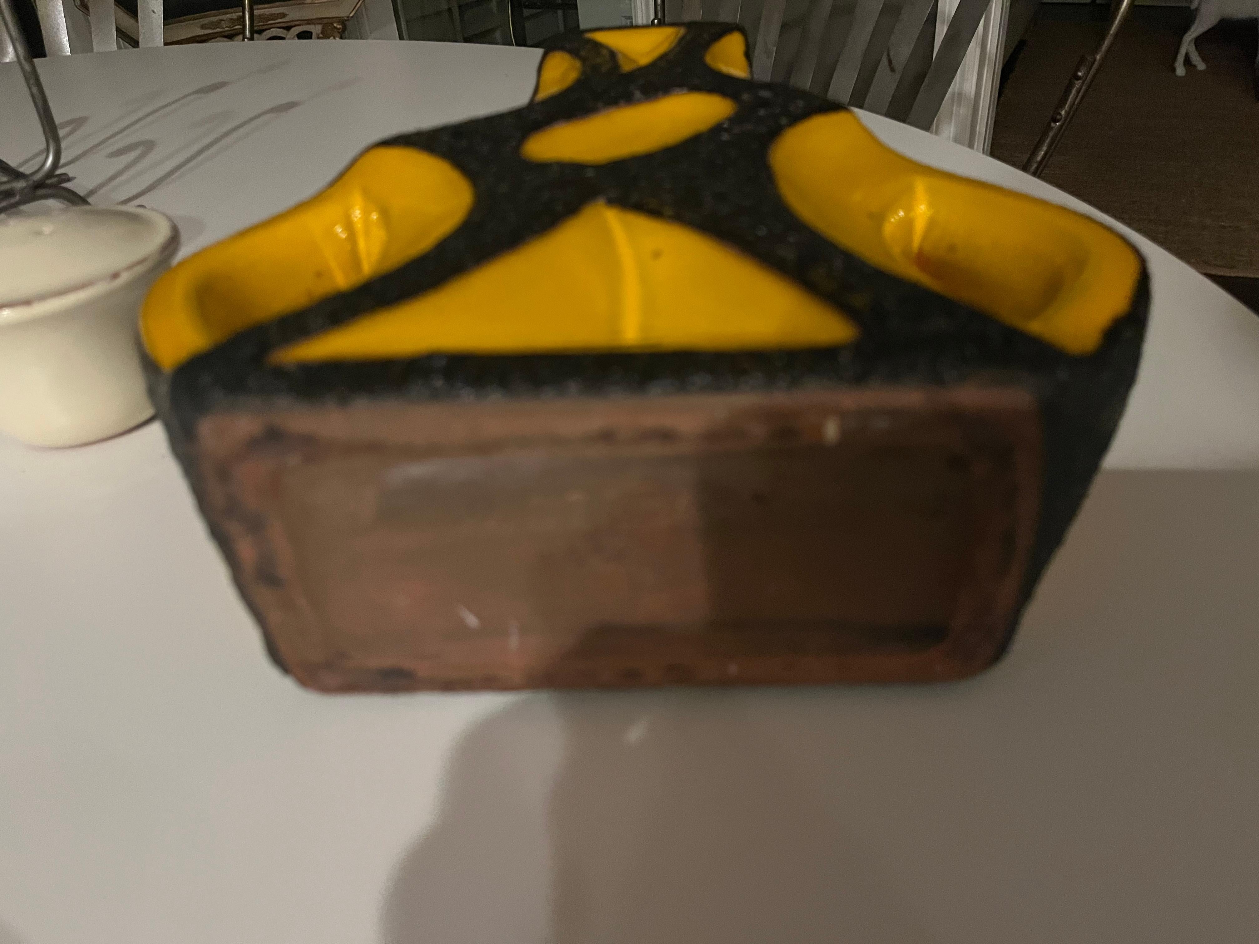 Hollywood Regency Vaso a forma di chitarra in lava giallo e nero Roth Keramik in vendita