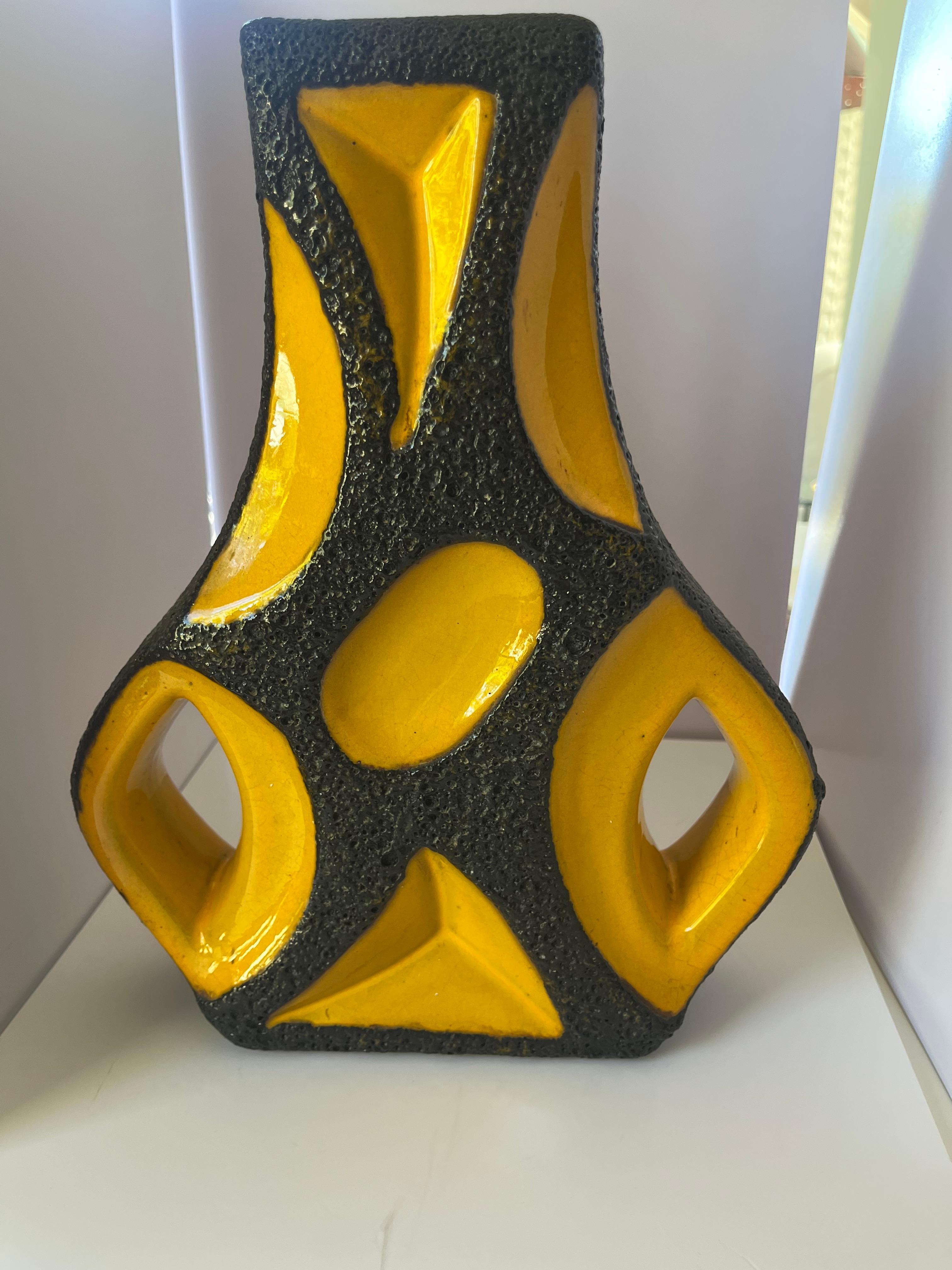 Tedesco Vaso a forma di chitarra in lava giallo e nero Roth Keramik in vendita