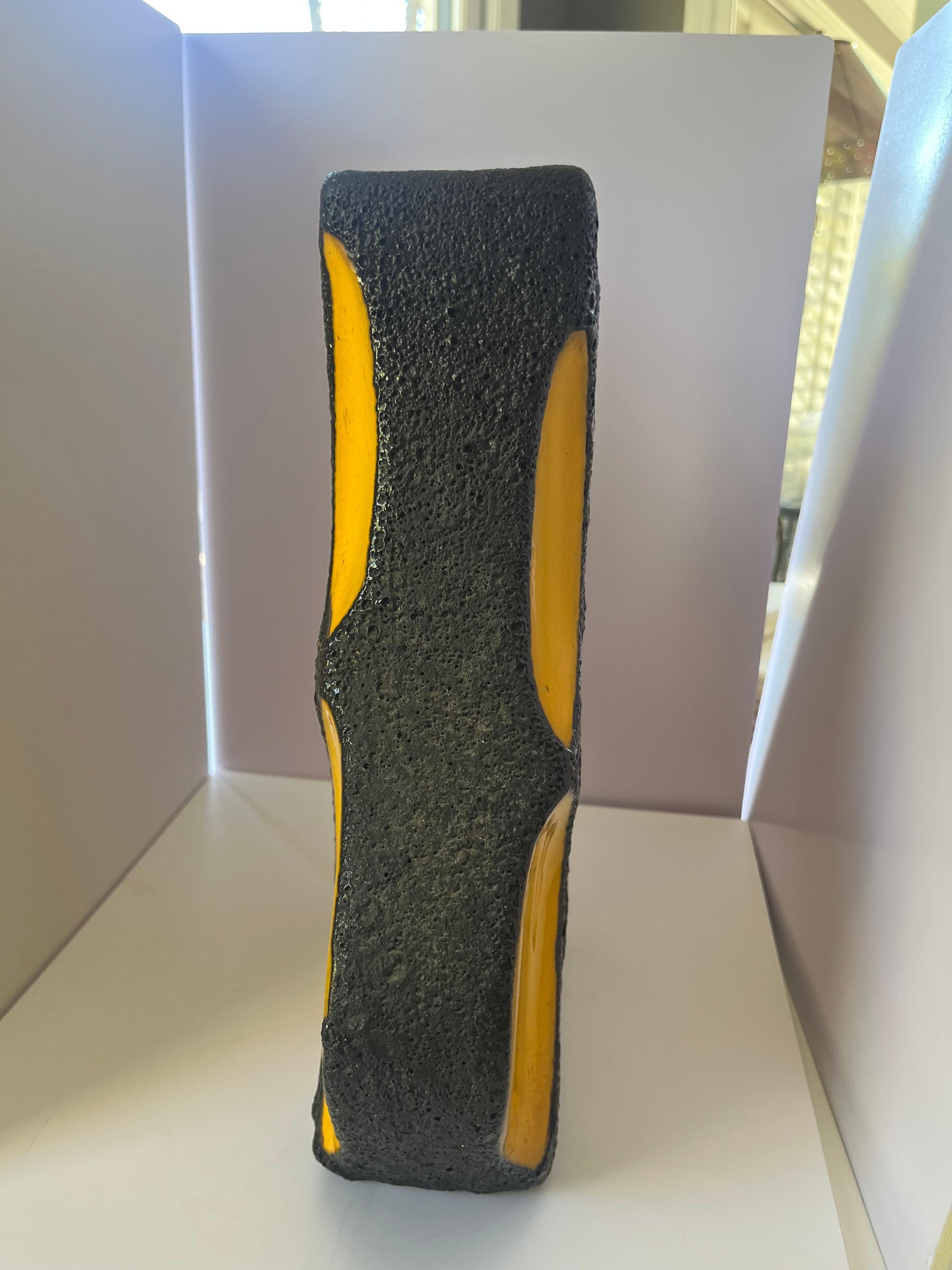 Smaltato Vaso a forma di chitarra in lava giallo e nero Roth Keramik in vendita