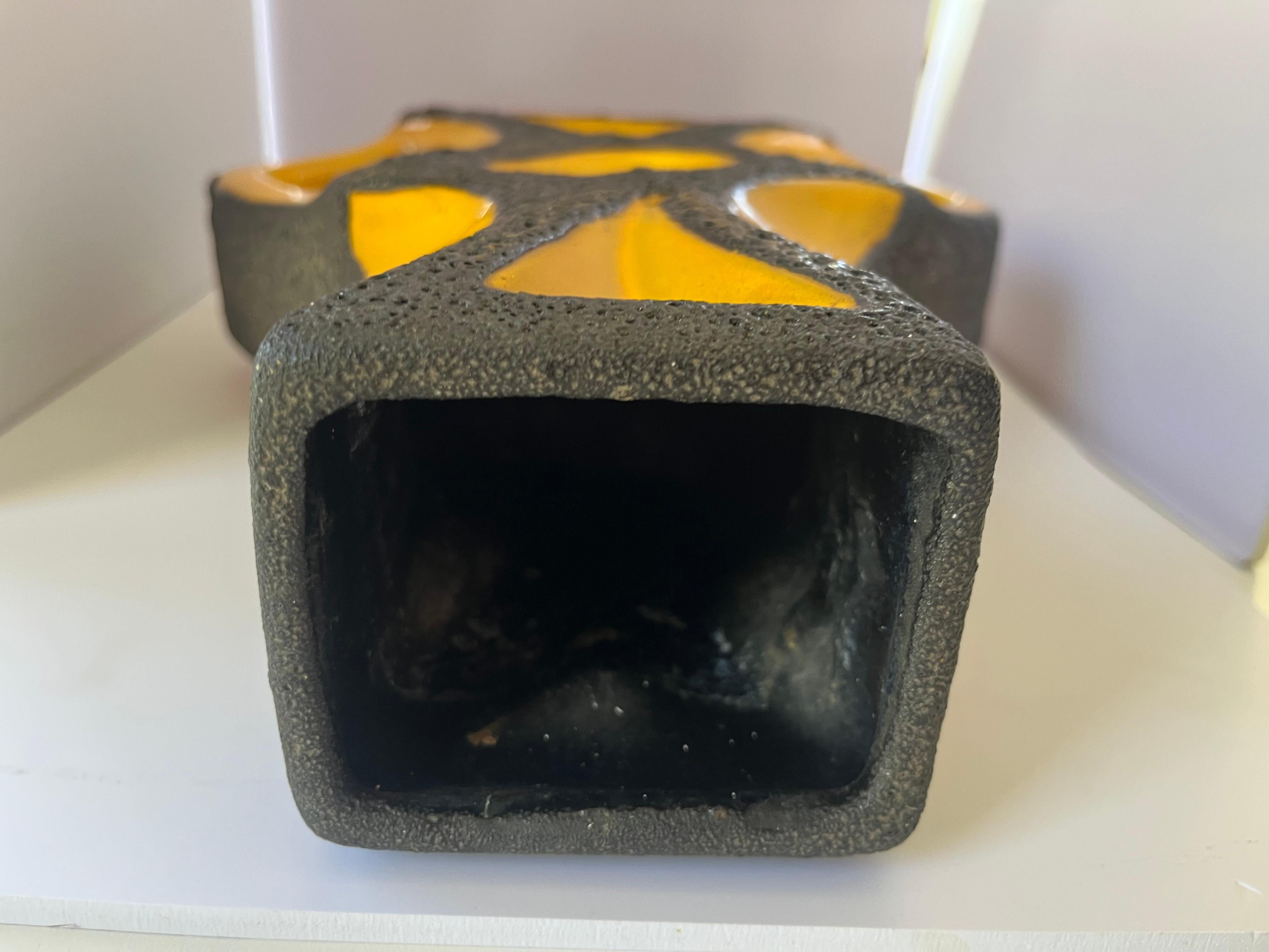 Fine XX secolo Vaso a forma di chitarra in lava giallo e nero Roth Keramik in vendita