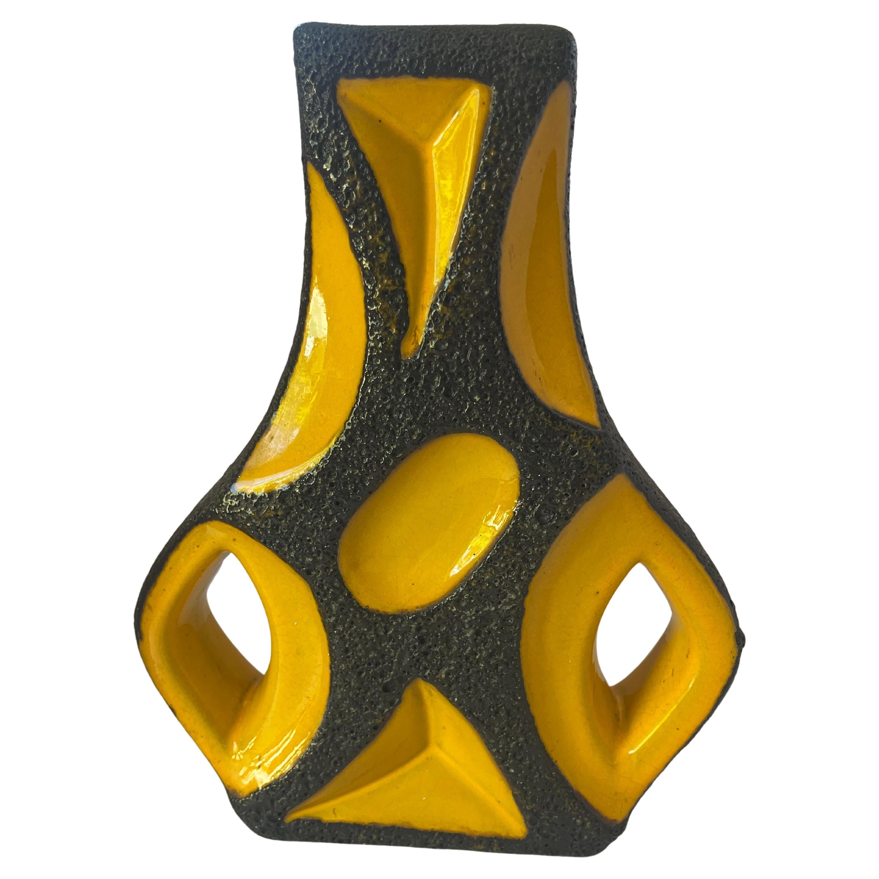 Vaso a forma di chitarra in lava giallo e nero Roth Keramik in vendita
