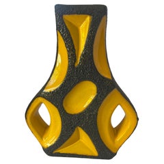 Vaso a forma di chitarra in lava giallo e nero Roth Keramik