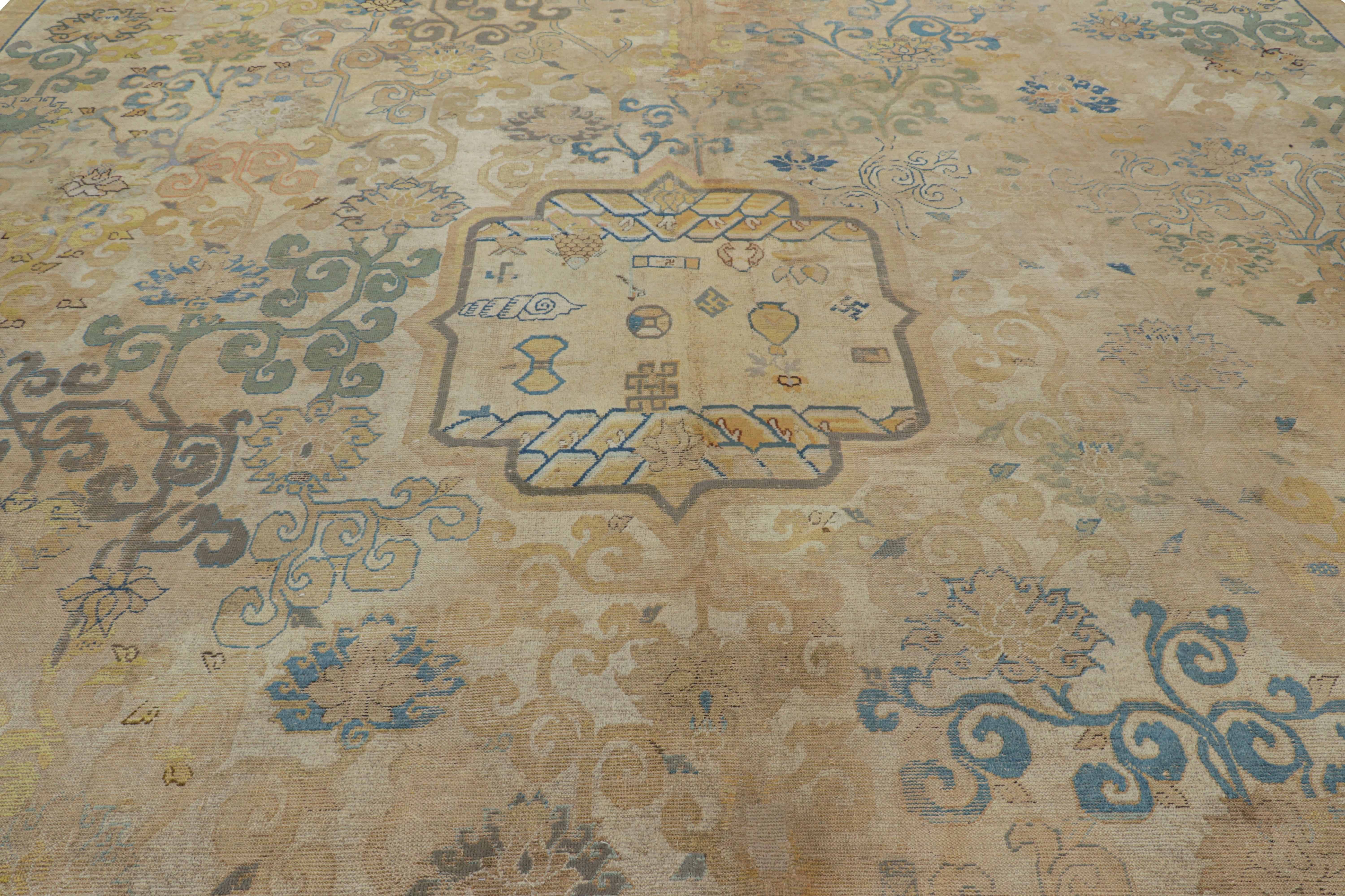 Noué à la main en laine et originaire de la Chine du XVIIIe siècle, ce tapis antique 13x13 est extrêmement spécial pour sa beauté et sa taille exceptionnelle parmi les œuvres de cette provenance conservées aujourd'hui.   

Sur le Design : 

Il