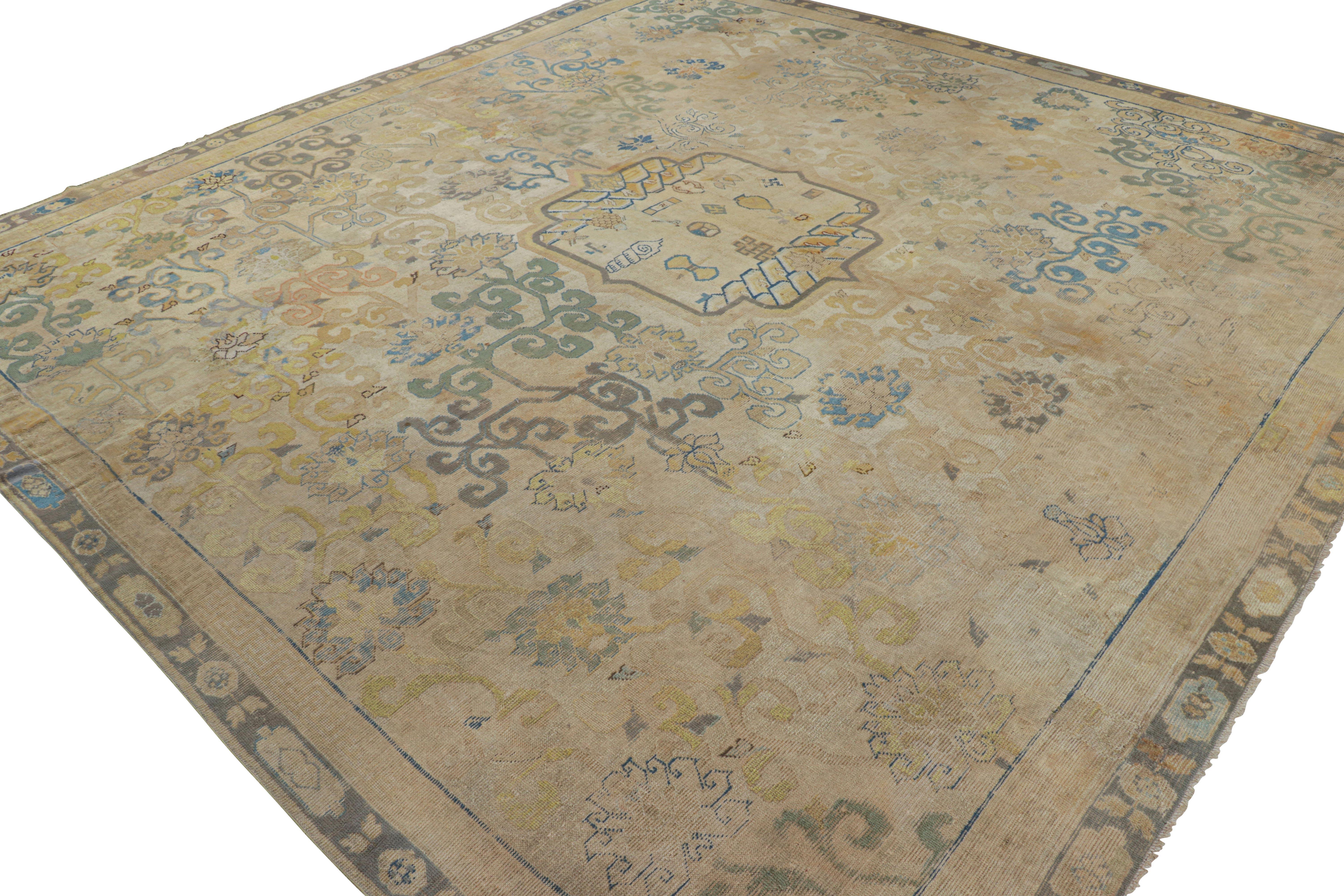 Tapis carré Ningxia chinois ancien Rothschild avec fleurs Bon état - En vente à Long Island City, NY