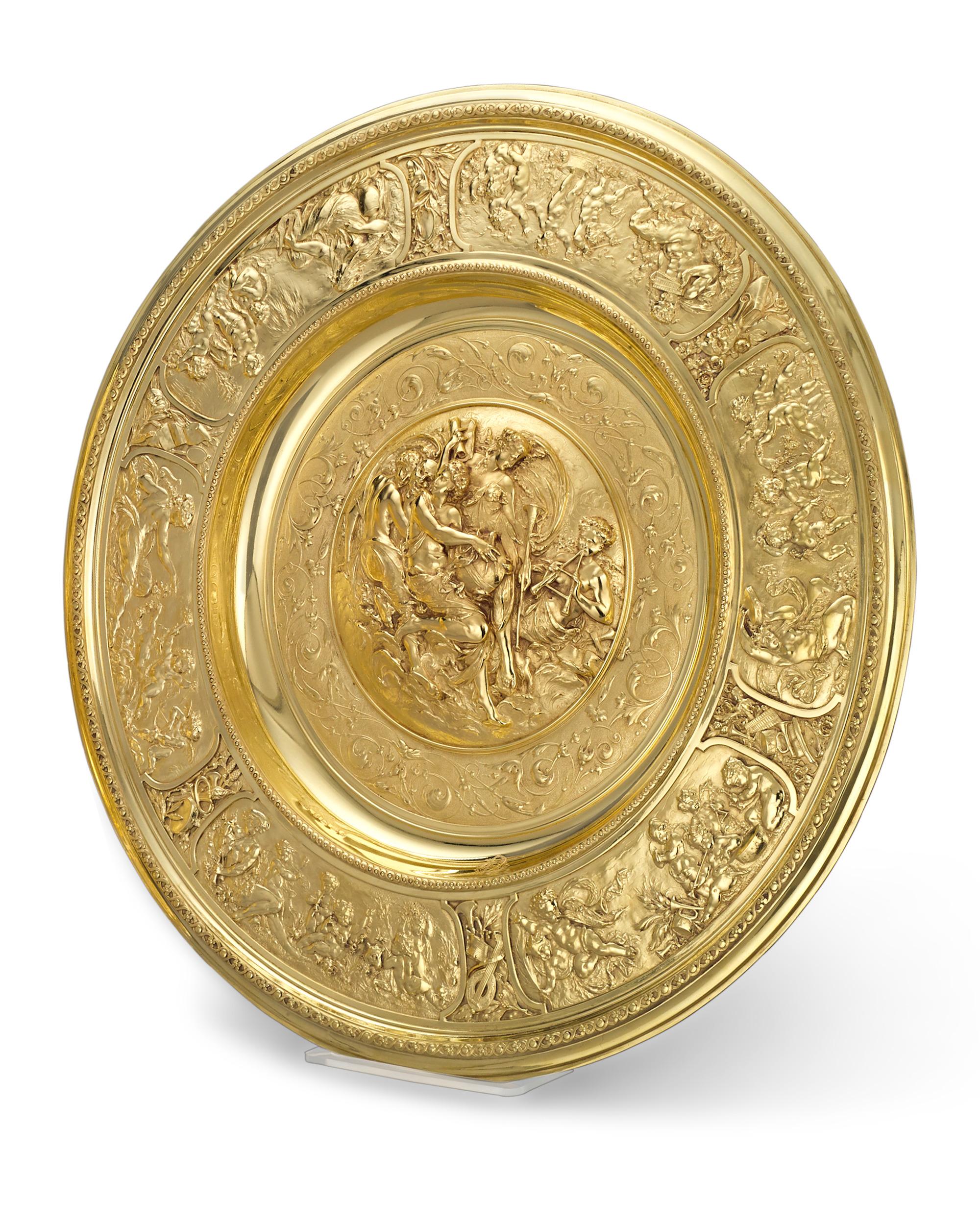 Bandeja de plata dorada
Elkington & Co.
Con matasellos de Birmingham, 1889

Su notable procedencia, su impresionante arte y su excepcional rareza hacen de este majestuoso salvamanteles de plata dorada de Elkington & Co. una auténtica obra maestra
