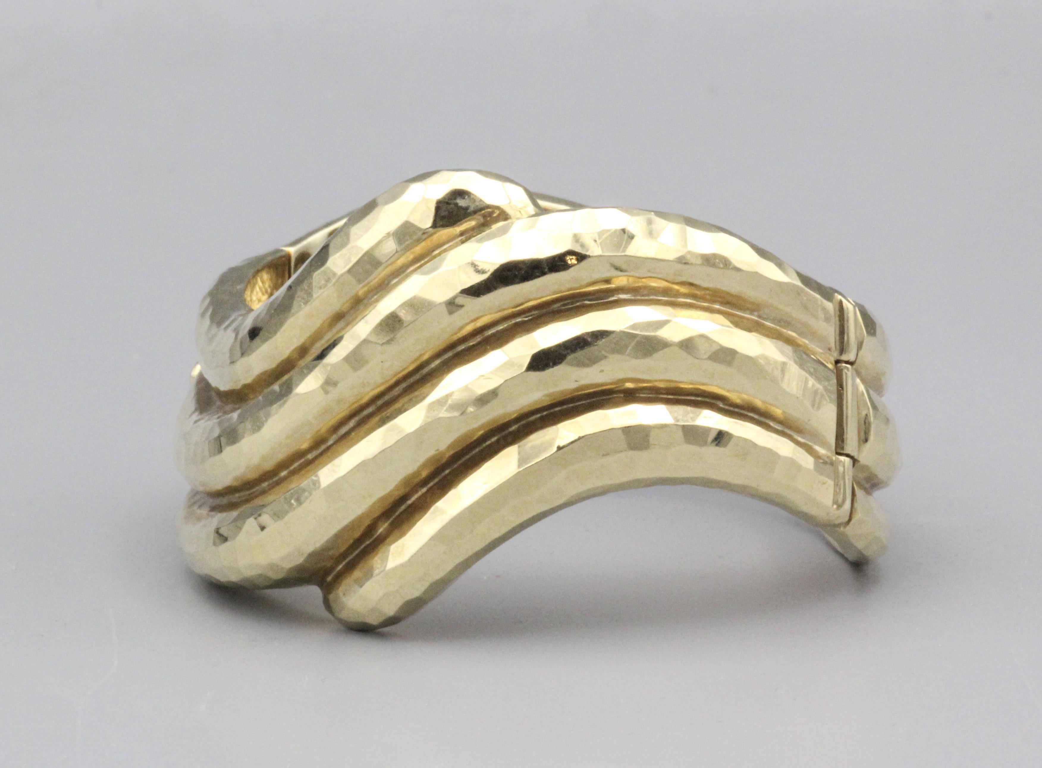 Imprégné de l'esprit de l'artisanat, le bracelet en or jaune 14K martelé de Rotkel dégage une allure distincte, mêlant harmonieusement l'élégance à une touche de charme organique. Fabriqué avec précision et soin, ce bijou exquis témoigne de la