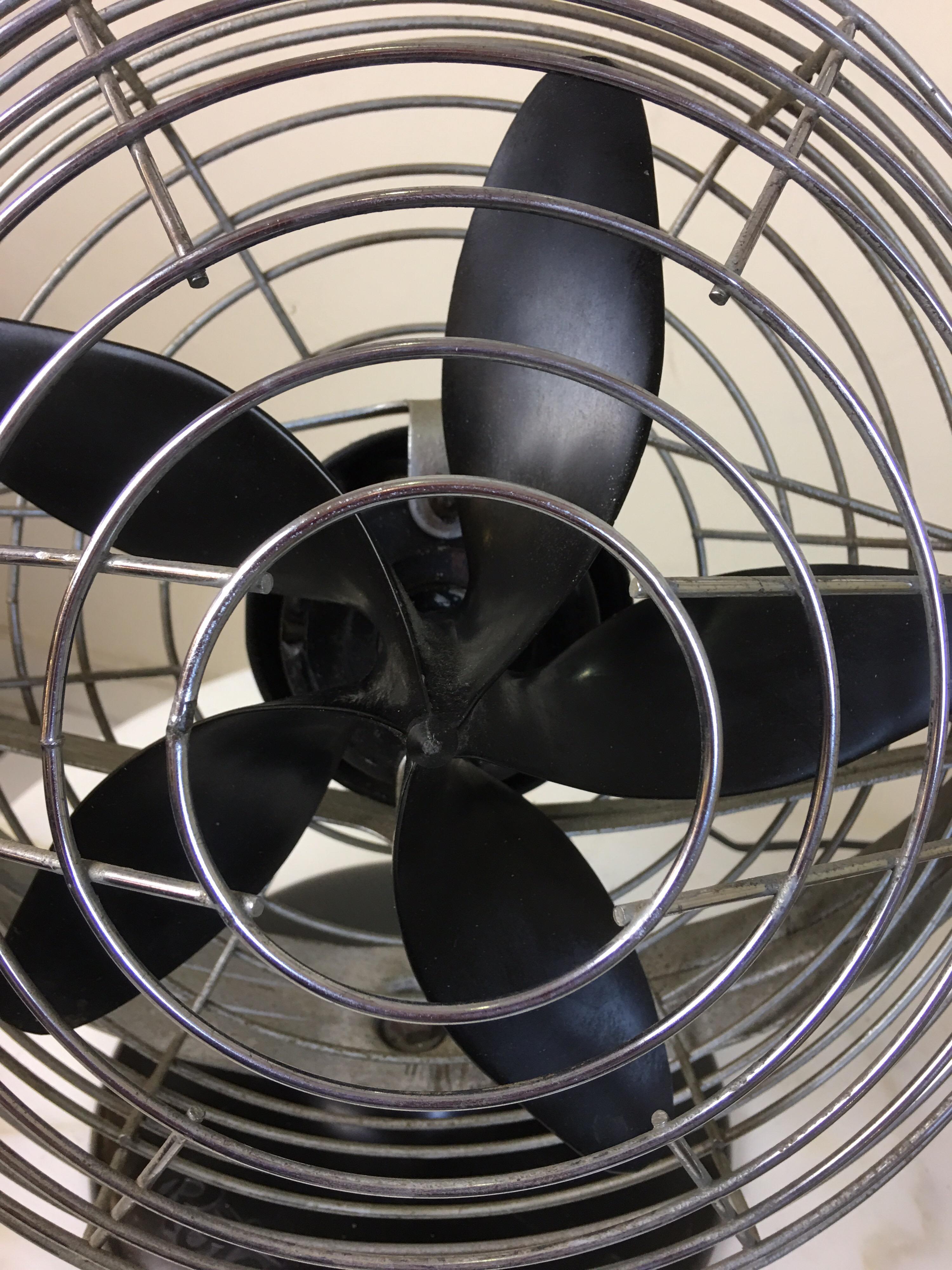 Roto Beam Machine Age Electric Fan designed by Max Weber In Good Condition In Philadelphia, PA