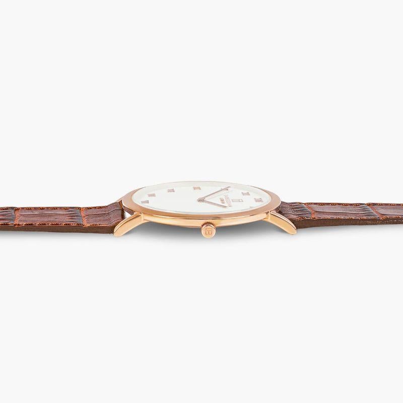 Rotondo Guilloch Ultra Slim Uhr mit braunem italienischem Leder und vergoldetem Edelstahl

Diese Edelstahluhr mit Roségold IP-Beschichtung weist auf dem Zifferblatt ein graviertes Guilloch-Muster auf, das im antiken Griechenland und Rom verwendet
