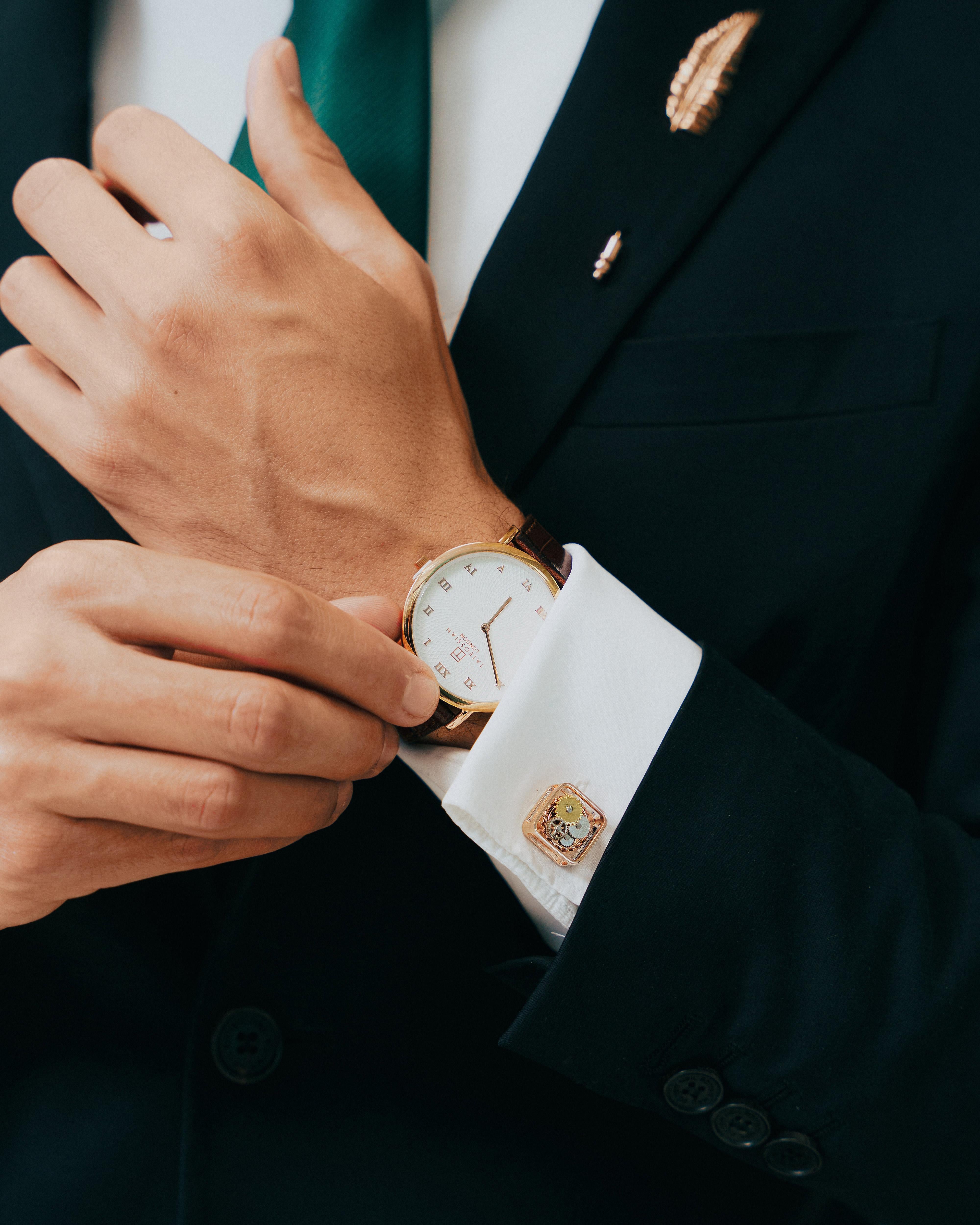 Rotondo Guilloche Ultra Slim Leather Watch in Brown With Rose Gold Plated Pour hommes en vente