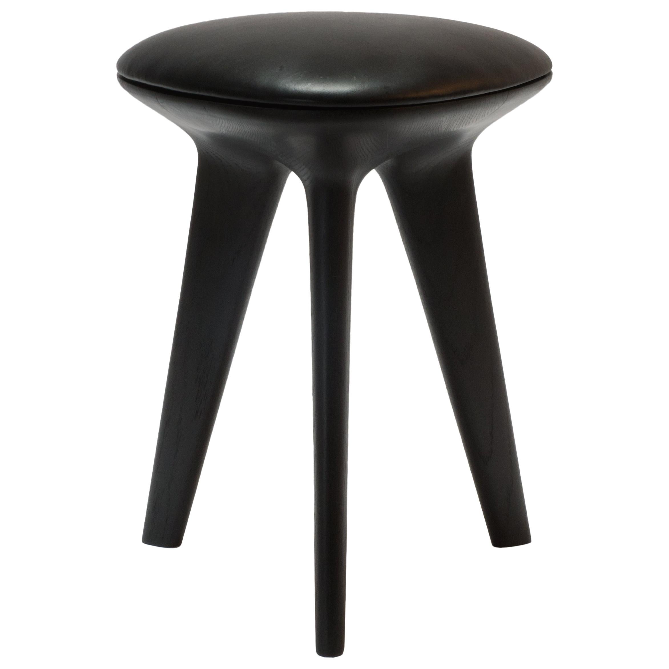 Tabouret Rotor en chêne noir massif avec assise en cuir rembourrée noire par Made in Ratio