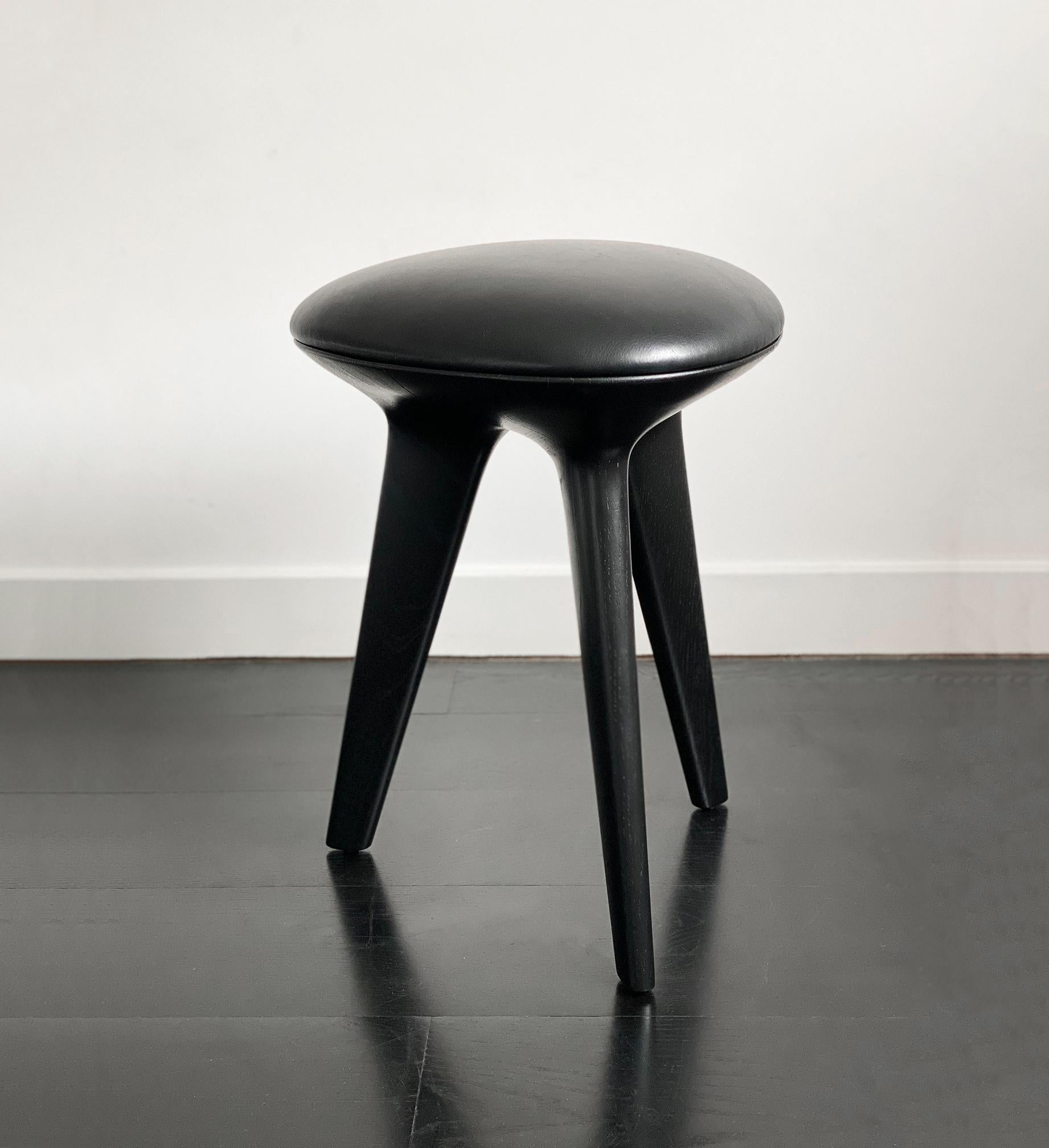 Minimaliste Tabouret Rotor en chêne noir massif avec assise en cuir rembourrée noire par Made in Ratio en vente