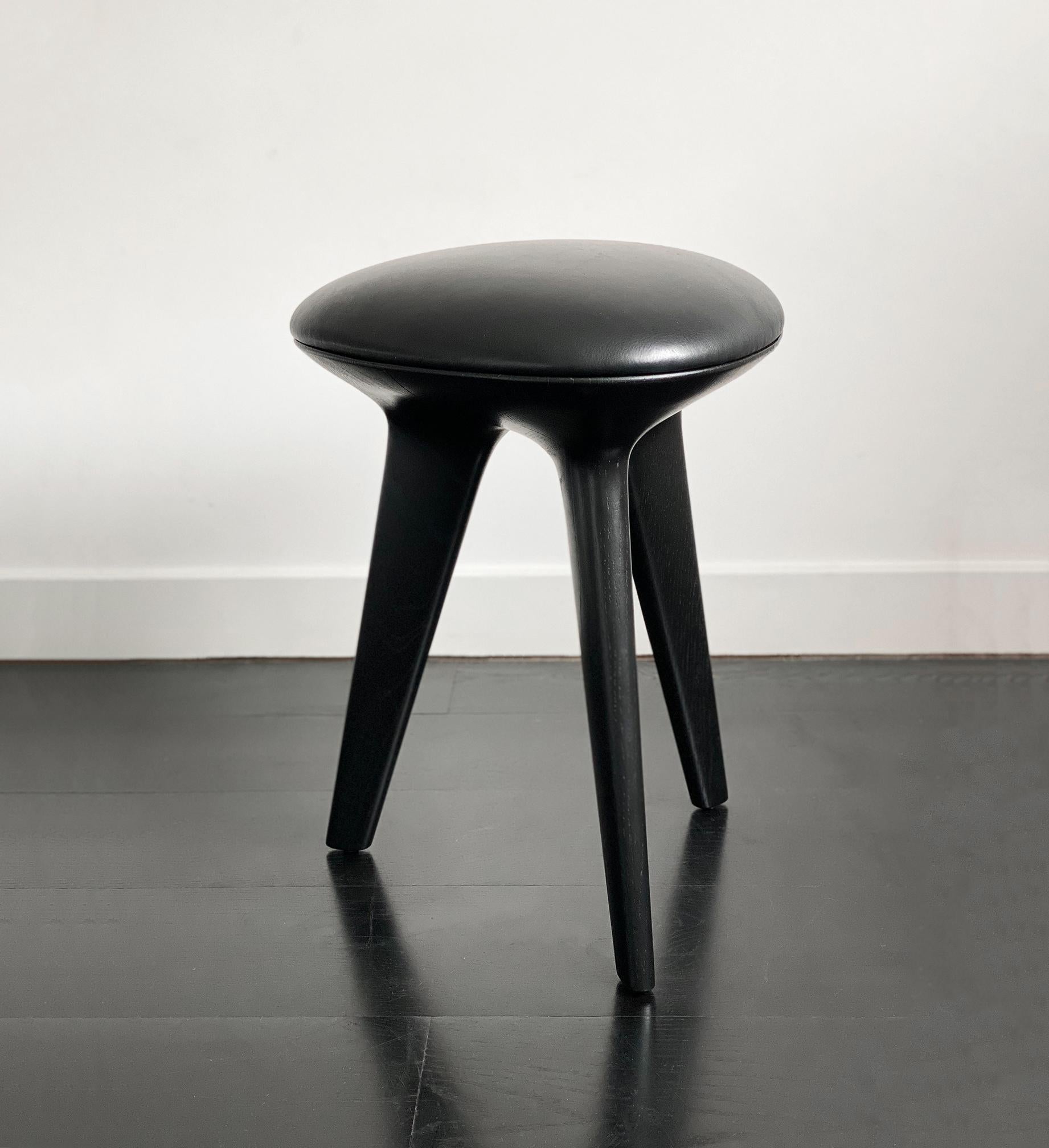 Minimalismo Rotor, sgabello in Oak Solid con seduta in pelle imbottita nera di Made in Ratio in vendita