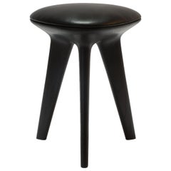 Tabouret Rotor en chêne noir massif avec assise en cuir rembourrée noire par Made in Ratio