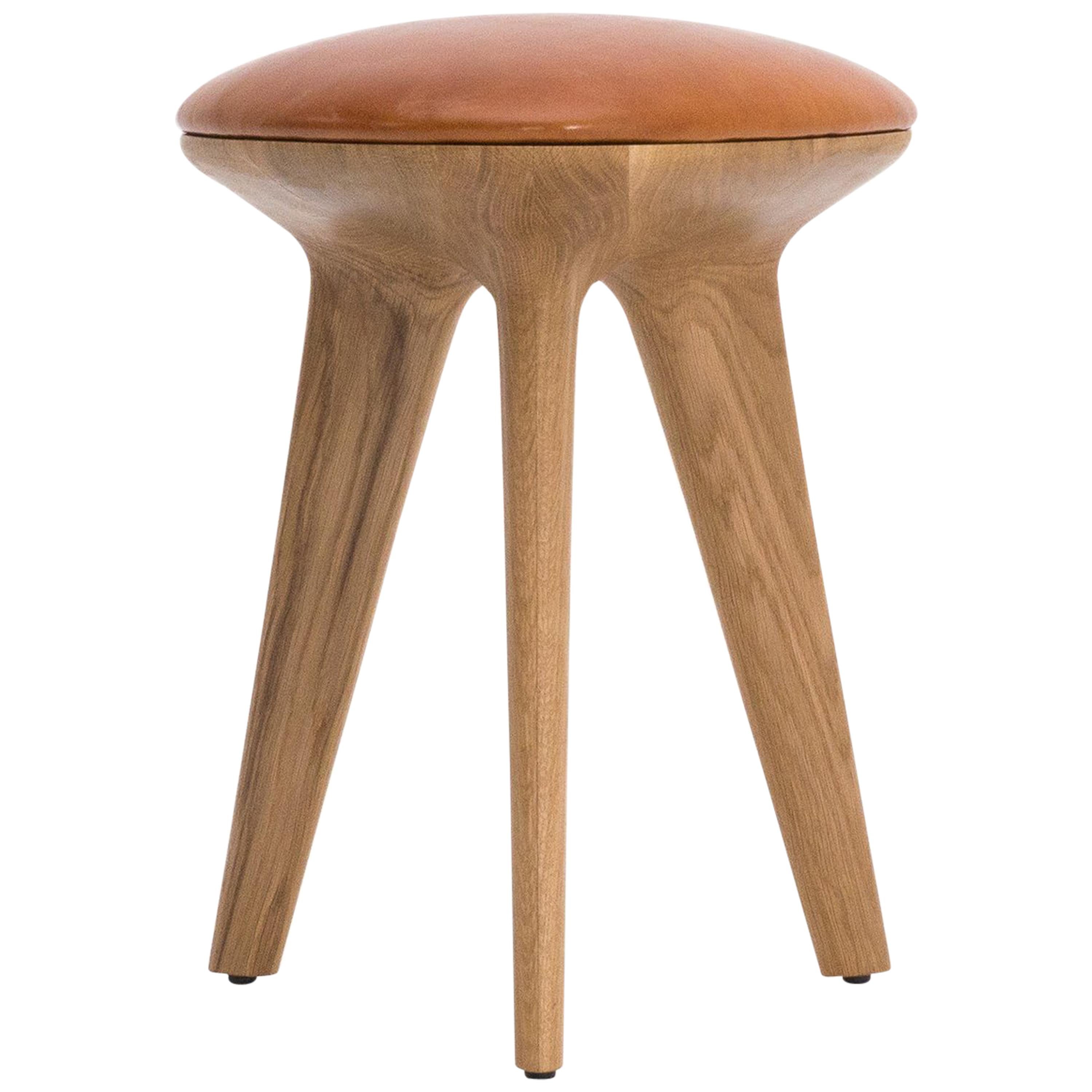 Tabouret Rotor en chêne massif avec assise en cuir brun clair rembourrée par Made in Ratio en vente