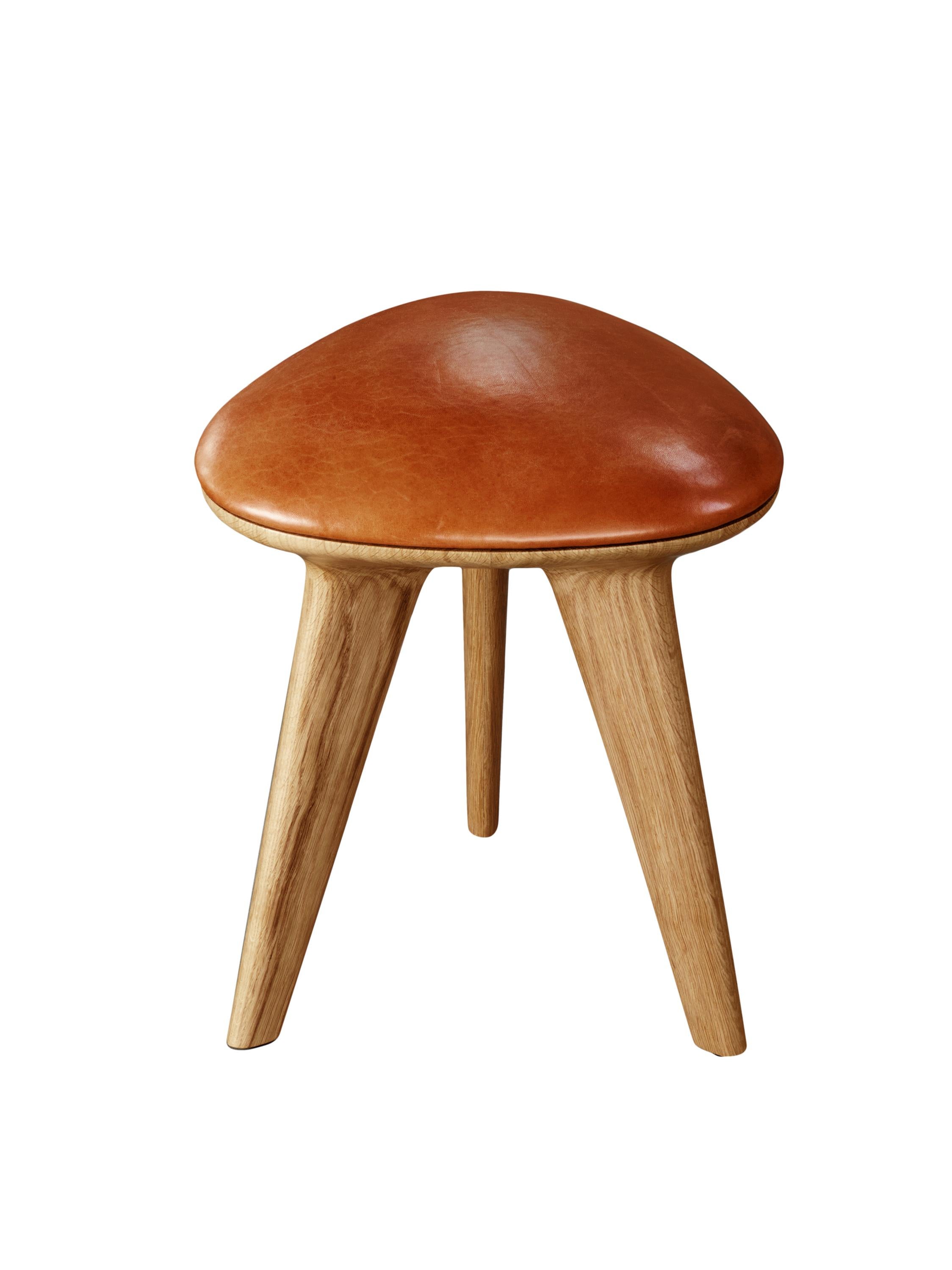 Minimaliste Tabouret Rotor en chêne massif avec assise en cuir brun clair rembourrée par Made in Ratio en vente