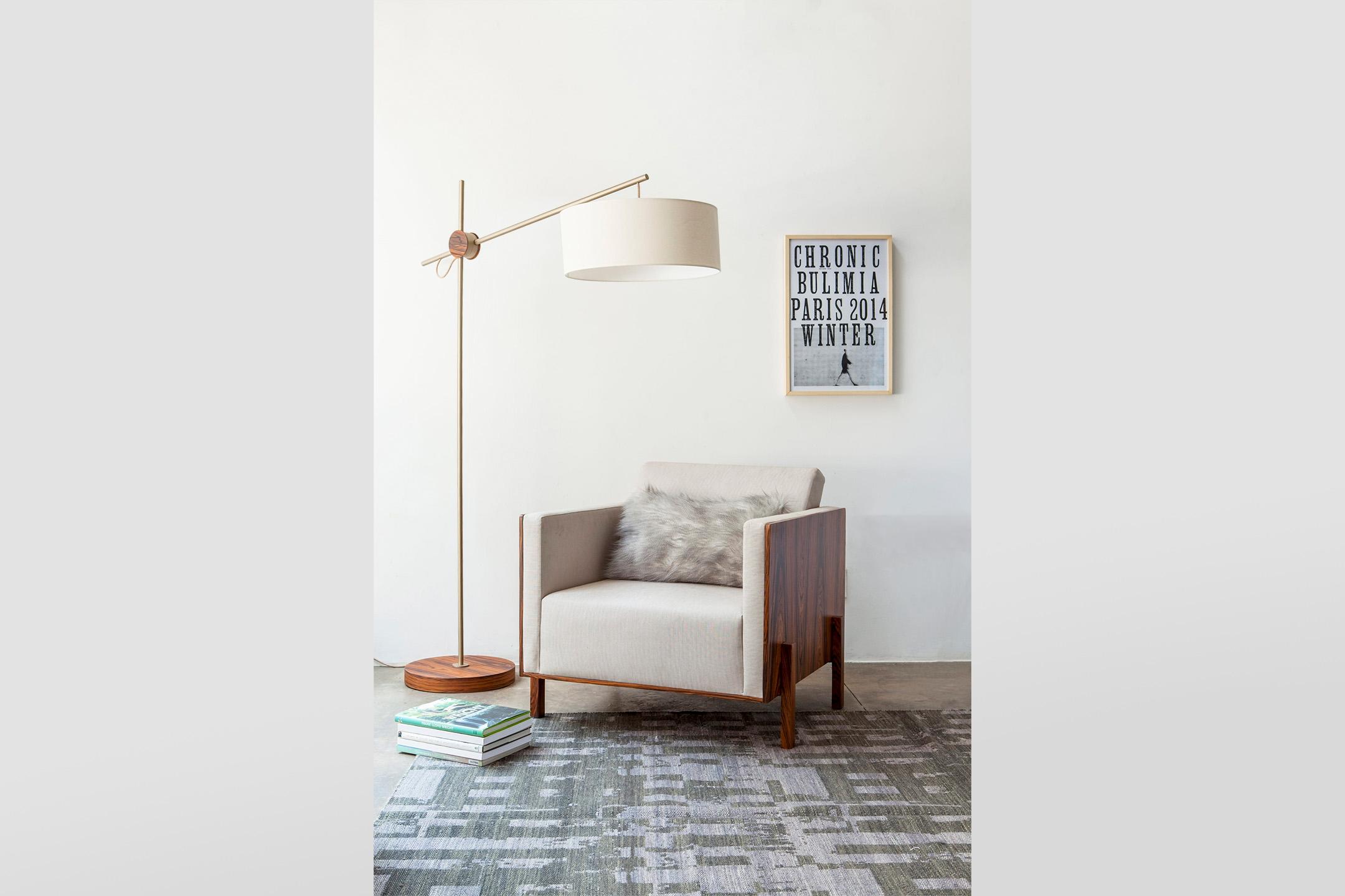 Ce lampadaire en acier peint et bois dur Pau Ferro est de style minimaliste. Pour le lampadaire 