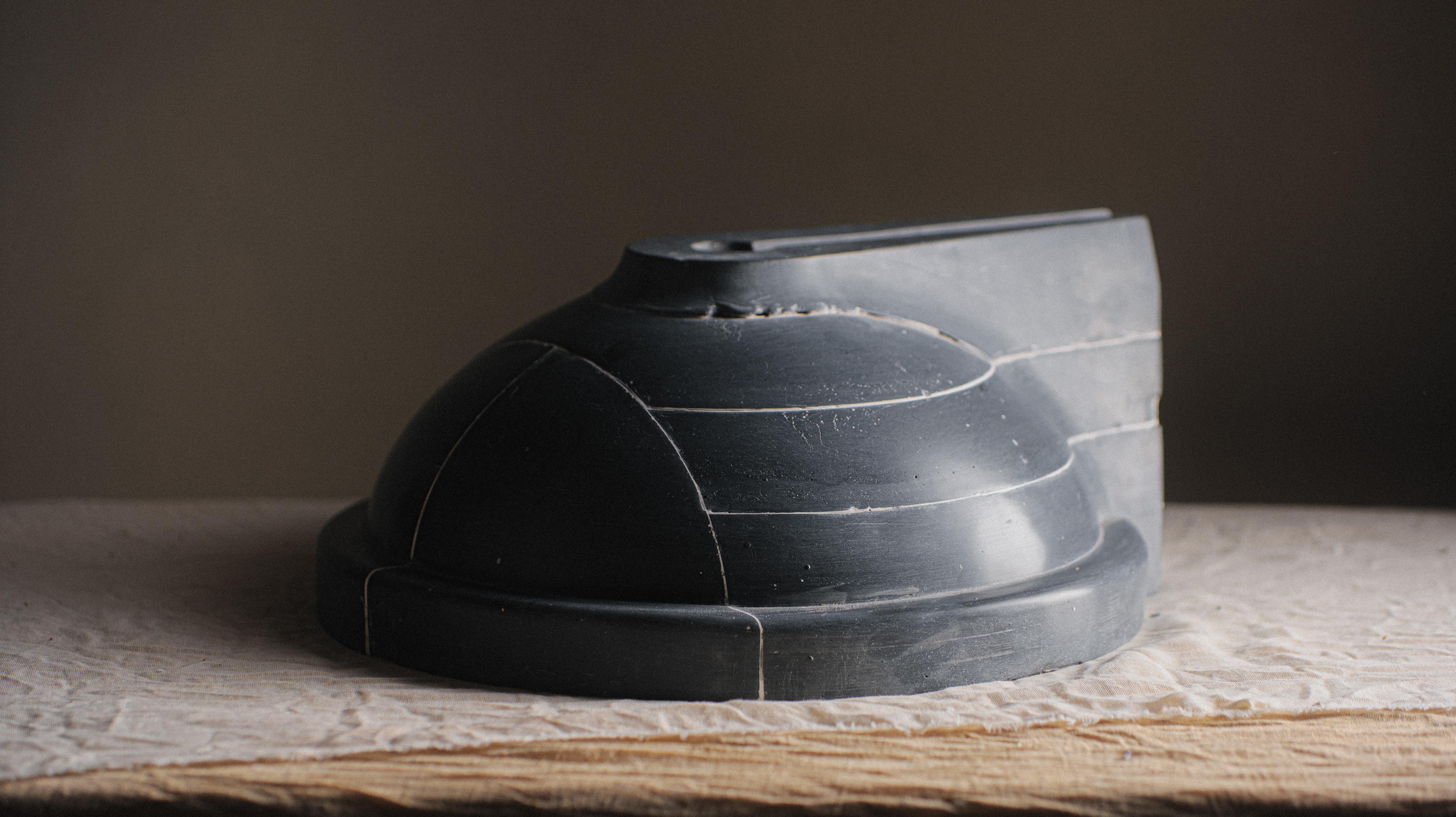 Vaso Rotunda di Atelier A.C.M.
Dimensioni: D 37 x L 42 x H 18 cm.
Materiali: Jesmonite.

La nostra collezione è una reazione contro il mondo di massa in cui viviamo, in cui le persone non danno più valore agli oggetti, sostenendo il ritorno a