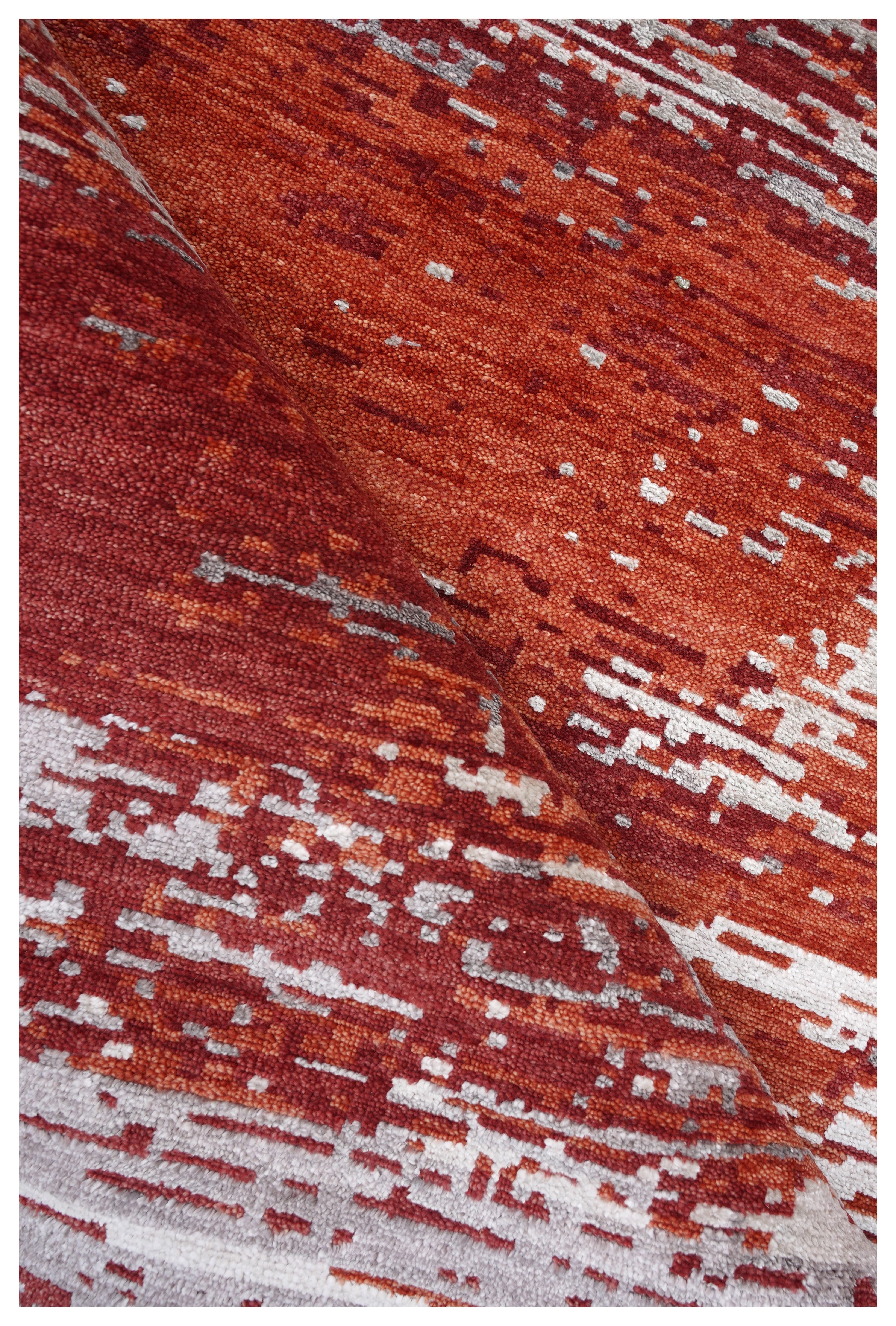 Noué à la main Rou Hand Knotted Modern Silk Rug in Red and Black & White Colours by Hands en vente
