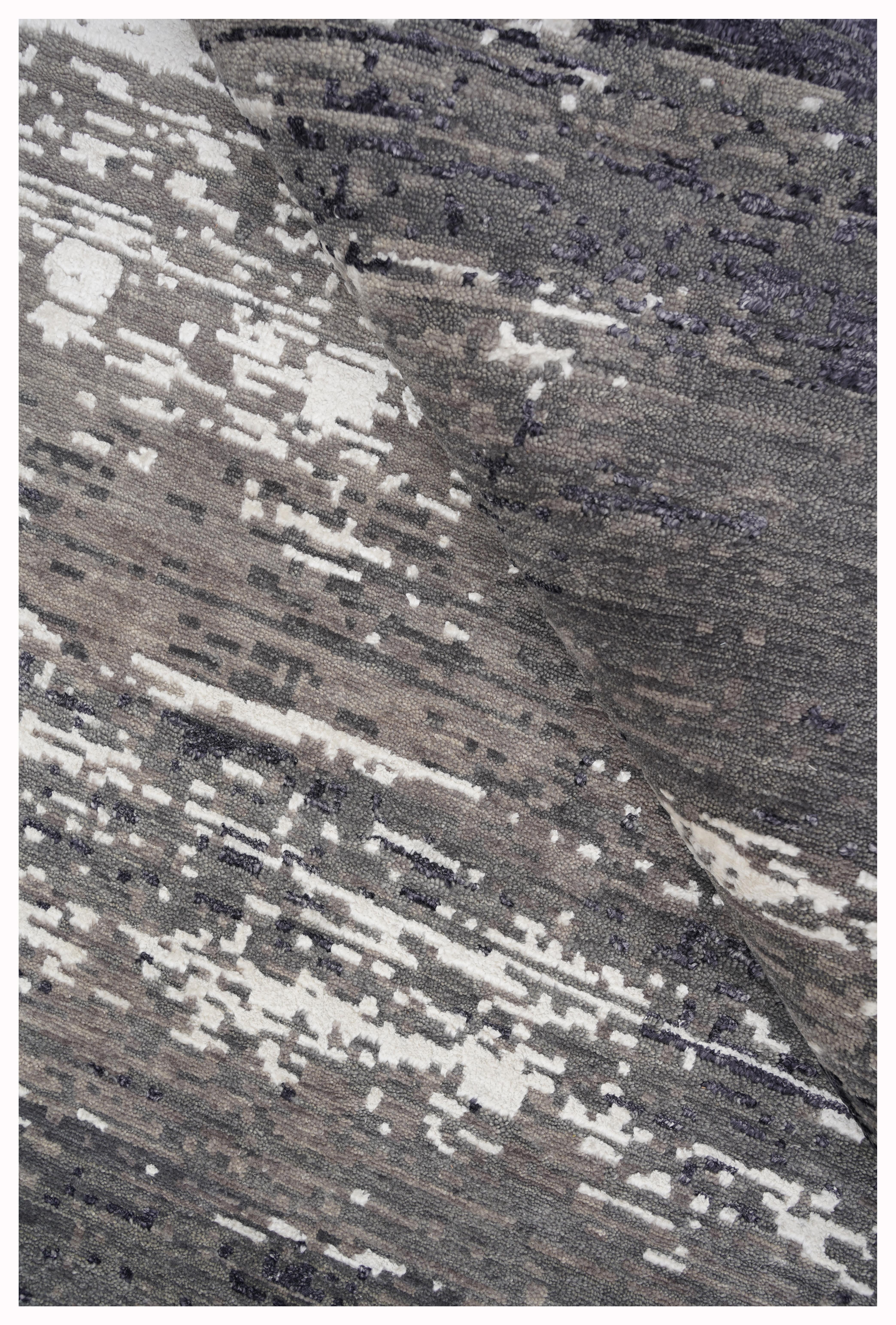 Rou Hand Knotted Modern Silk Rug in Red and Black & White Colours by Hands Neuf - En vente à New Delhi, IN