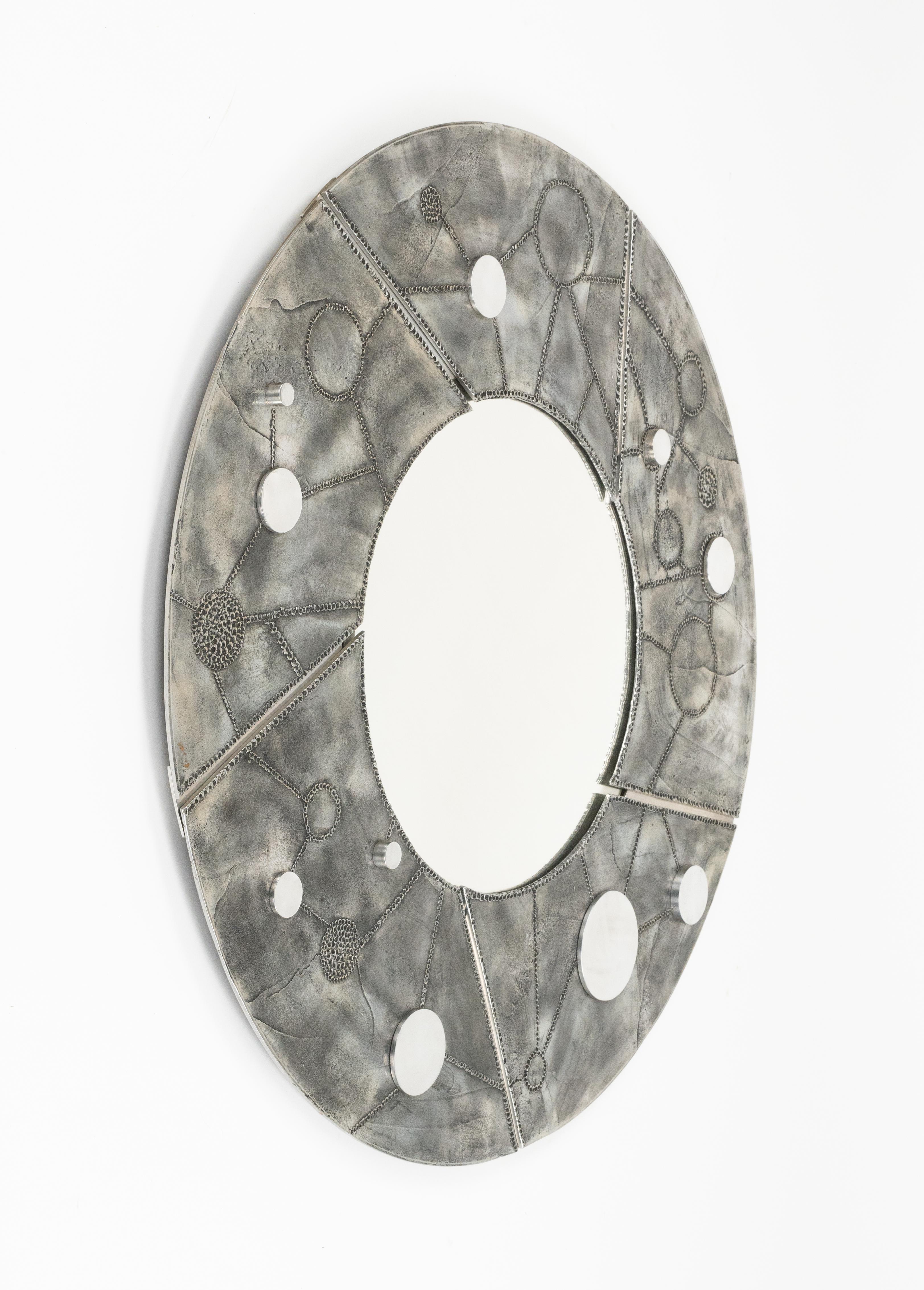 Midcentury amazin large round wall mirror in aluminum and steel by  Bianca Garinei for Banci Florence.

Made in Italy in the 1970s.