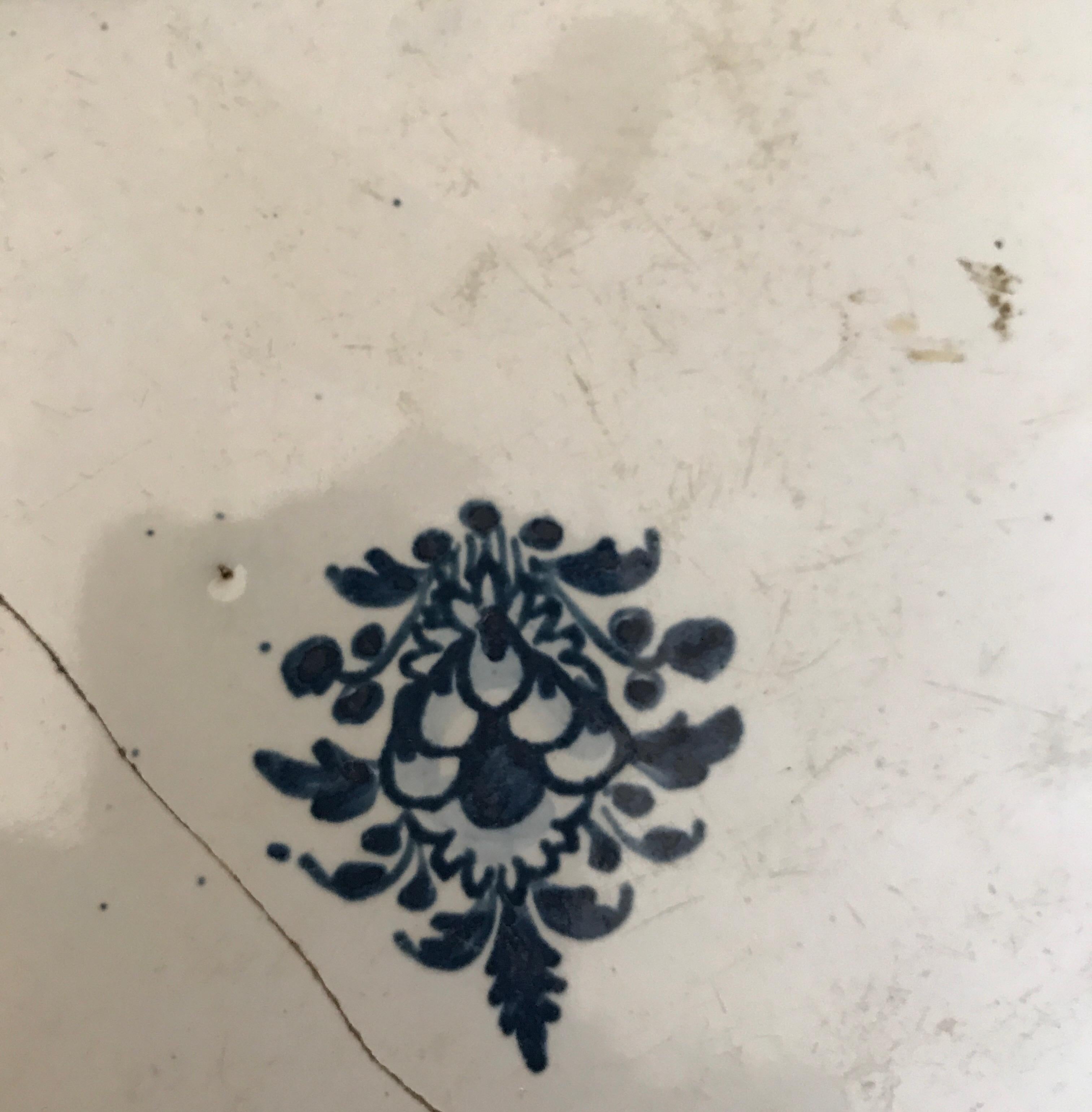 Rouen Frankreich Teller Schale 18. Jahrhundert Alte Stitched Restauration Delft Blau im Zustand „Starke Gebrauchsspuren“ im Angebot in Diest, Vlaams Brabant