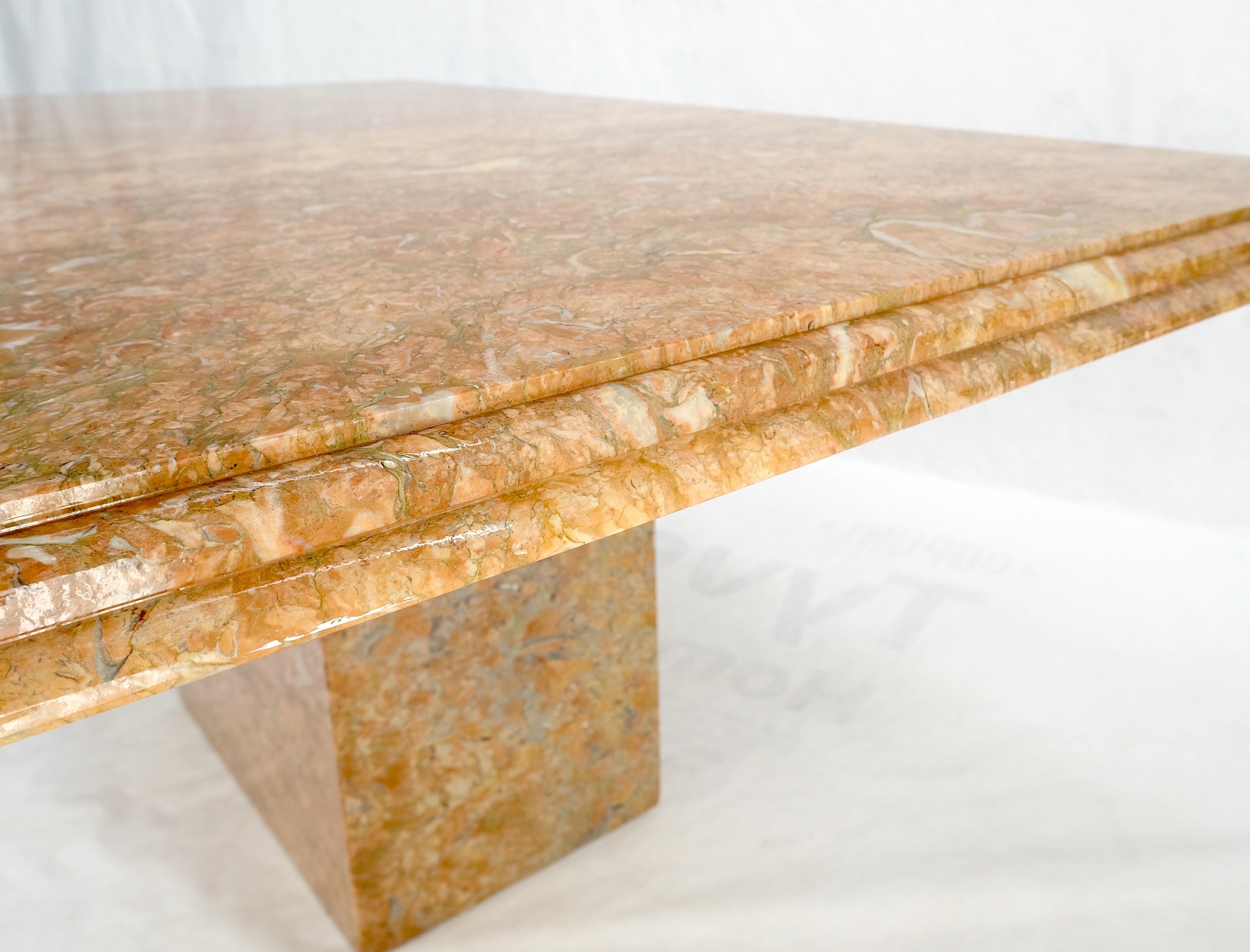 20ième siècle Table de conférence à un seul piédestal en marbre italien couleur brique rouge menthe ! en vente