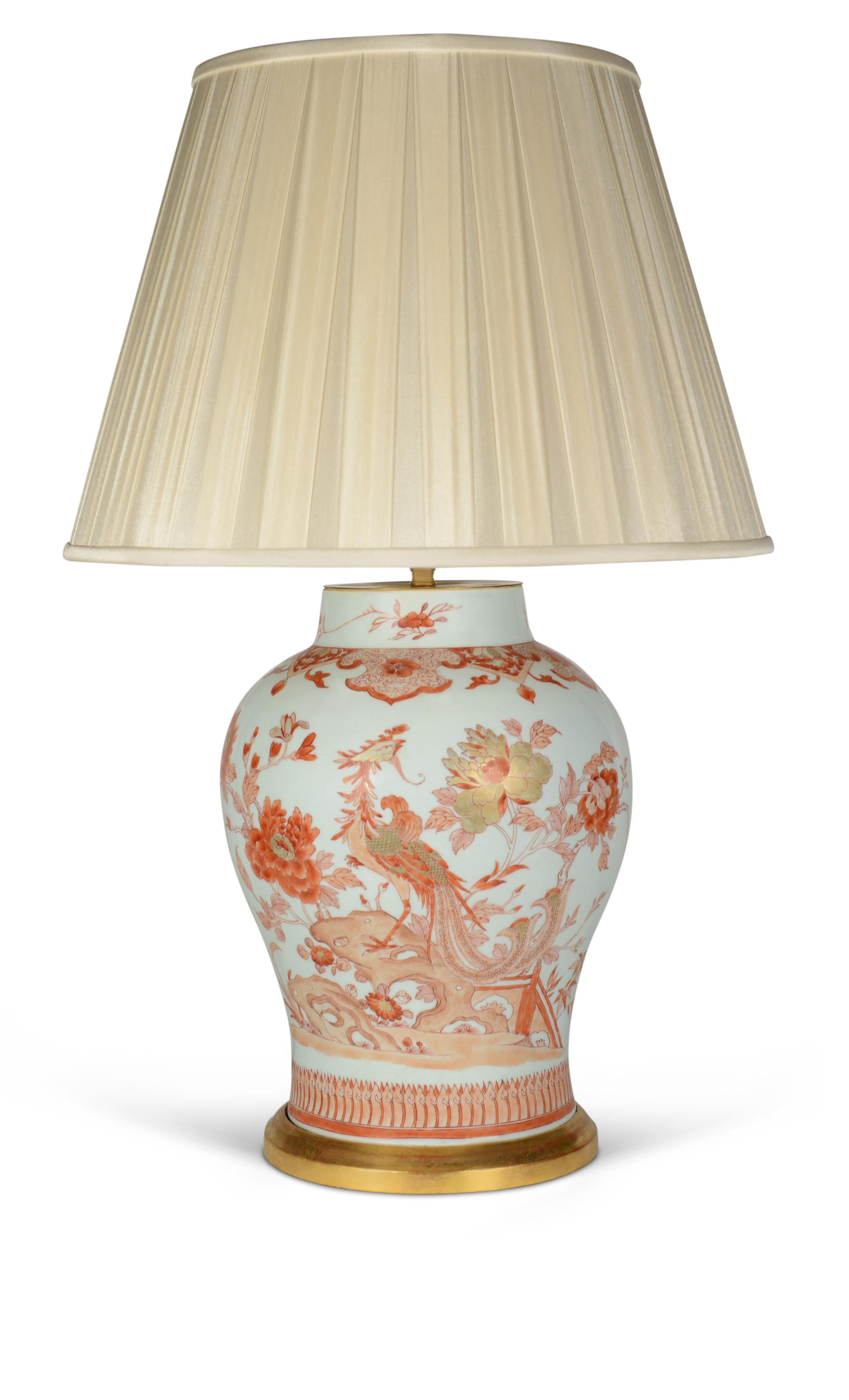 Chinois Lampe de table du 19e siècle en fer rouge de fer et décorée de dorures en vente
