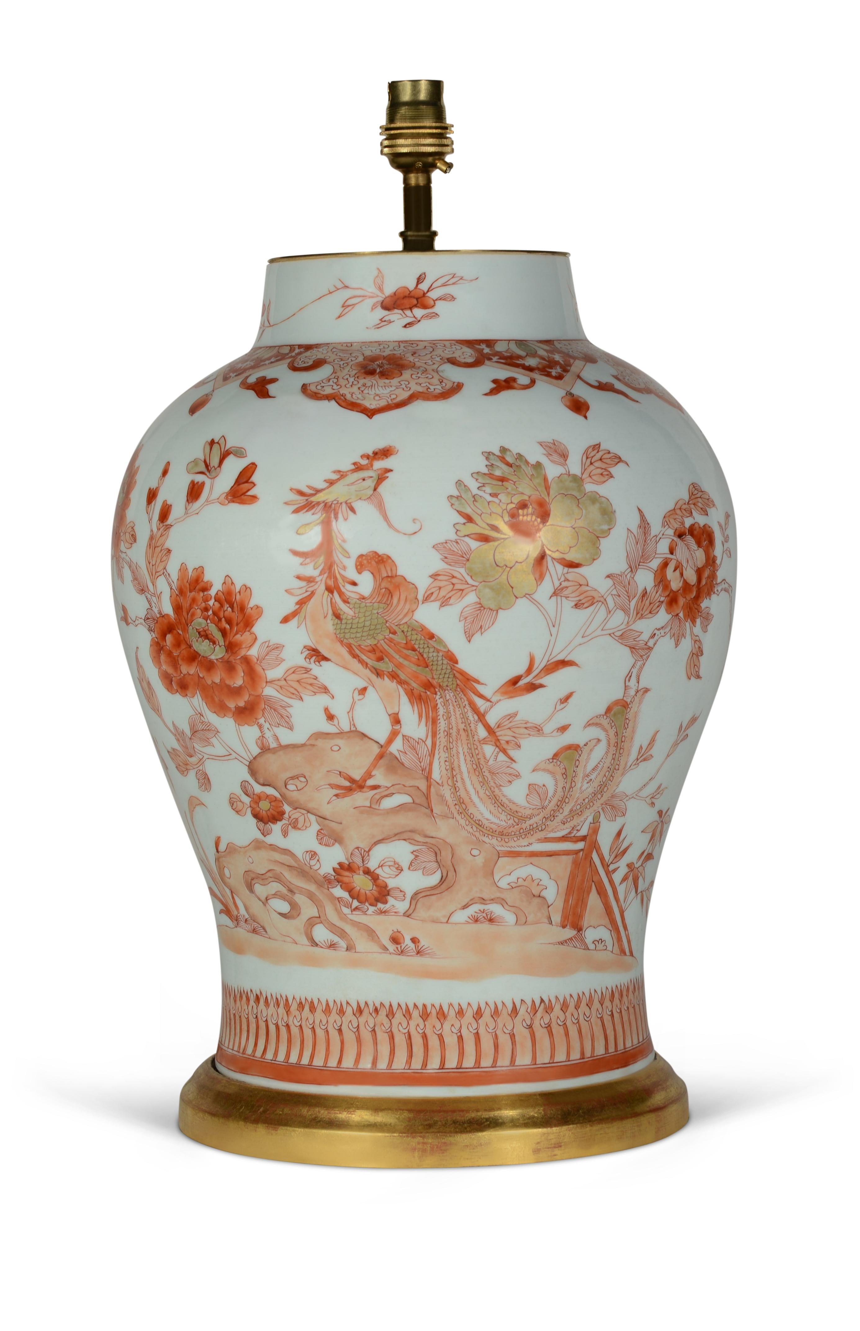 Vernissé Lampe de table du 19e siècle en fer rouge de fer et décorée de dorures en vente