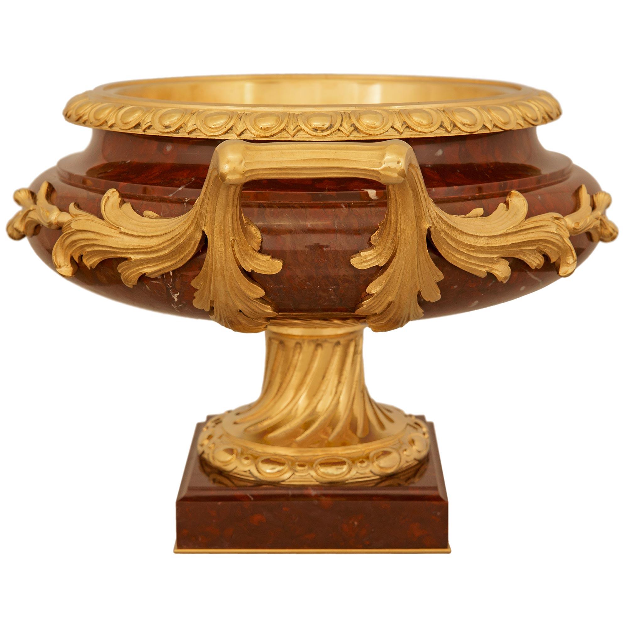Tafelaufsatz aus Rouge Griotte-Marmor und Ormolu, F. Barbedienne zugeschrieben (Louis XVI.) im Angebot