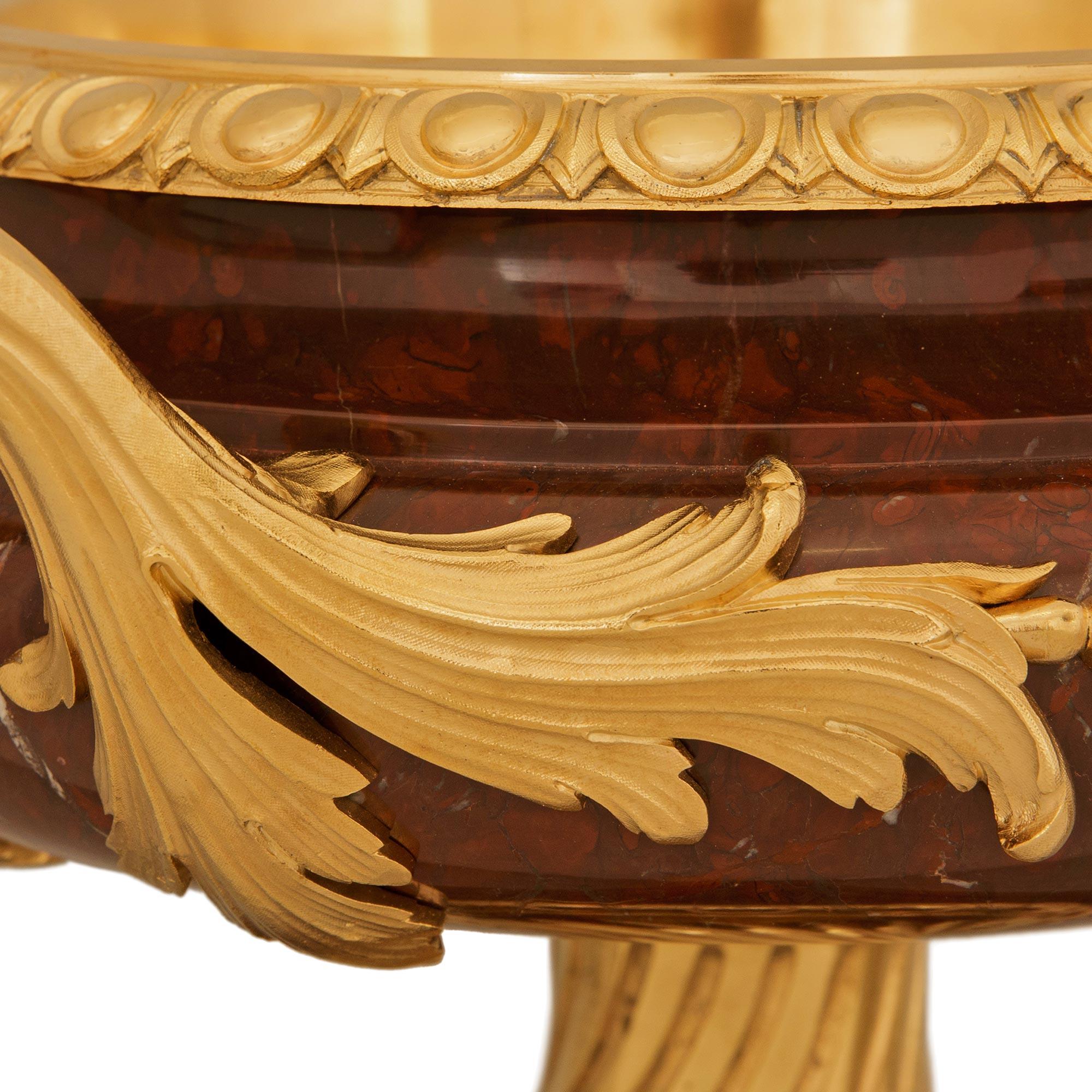 Tafelaufsatz aus Rouge Griotte-Marmor und Ormolu, F. Barbedienne zugeschrieben im Zustand „Gut“ im Angebot in West Palm Beach, FL