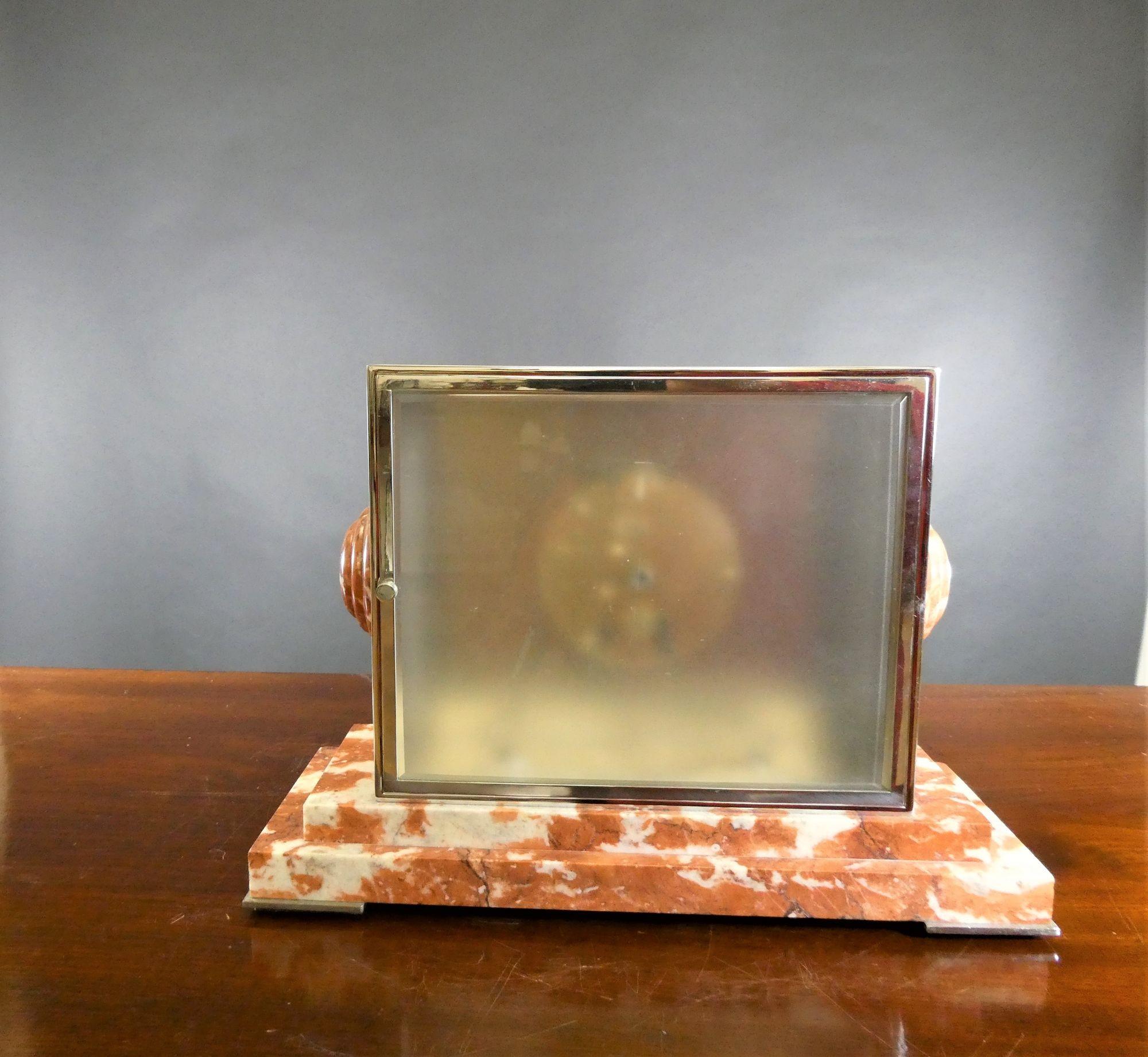Art-Déco-Kaminuhr aus rotem Marmor und Chrom, Goldschmiede und Silberschmiede (Französisch) im Angebot