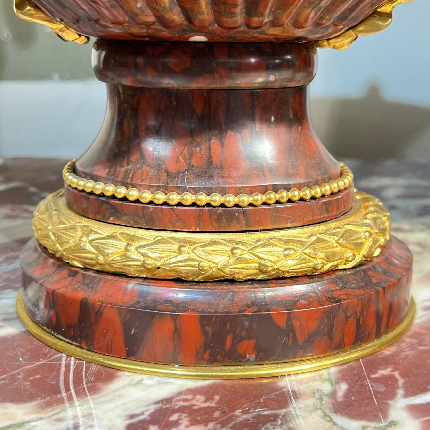 Neoclassico Ciotola e coperchio per centrotavola in marmo rosso con supporti in bronzo dorato in vendita