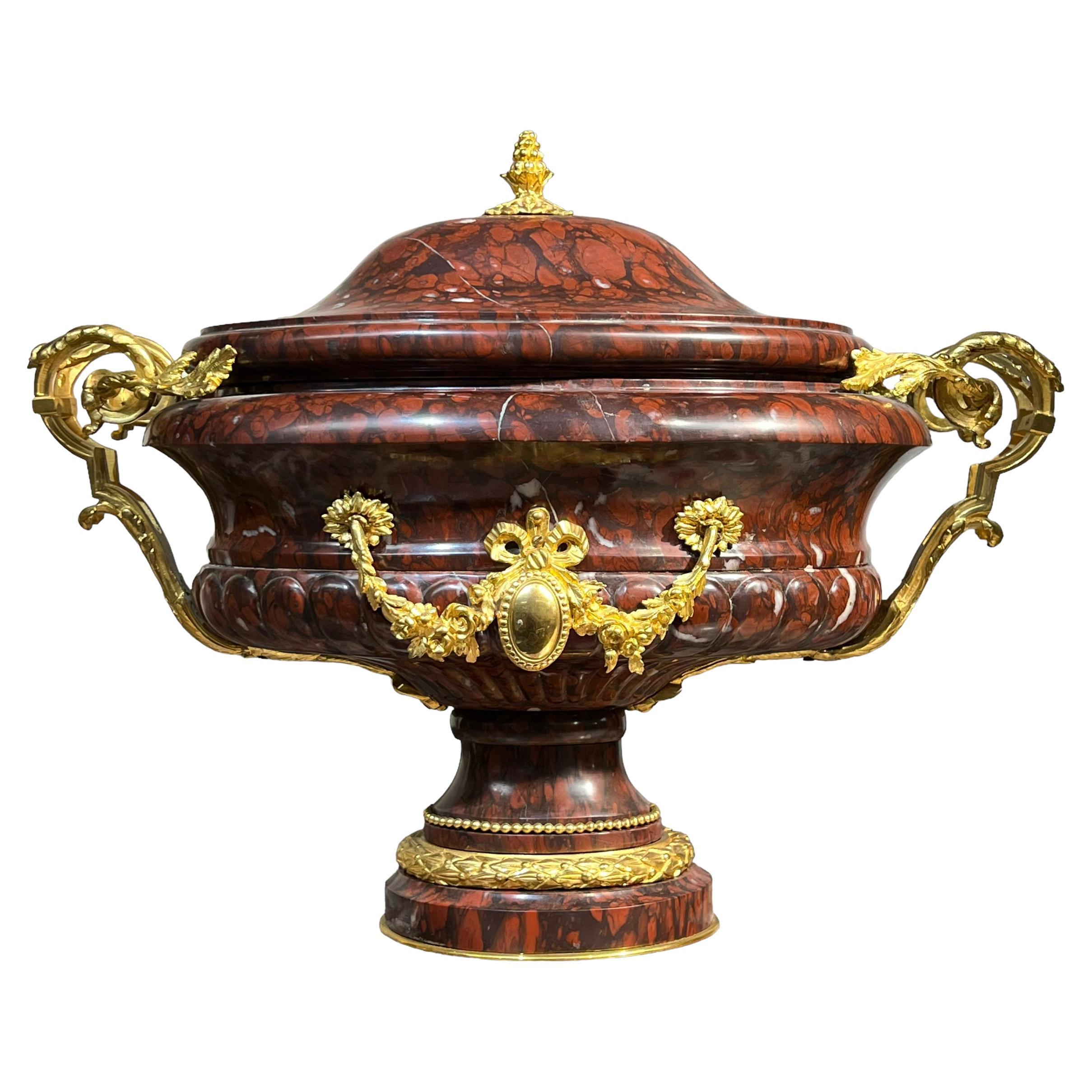 Bol de centre de table et couvercle en marbre rouge avec montures en bronze doré