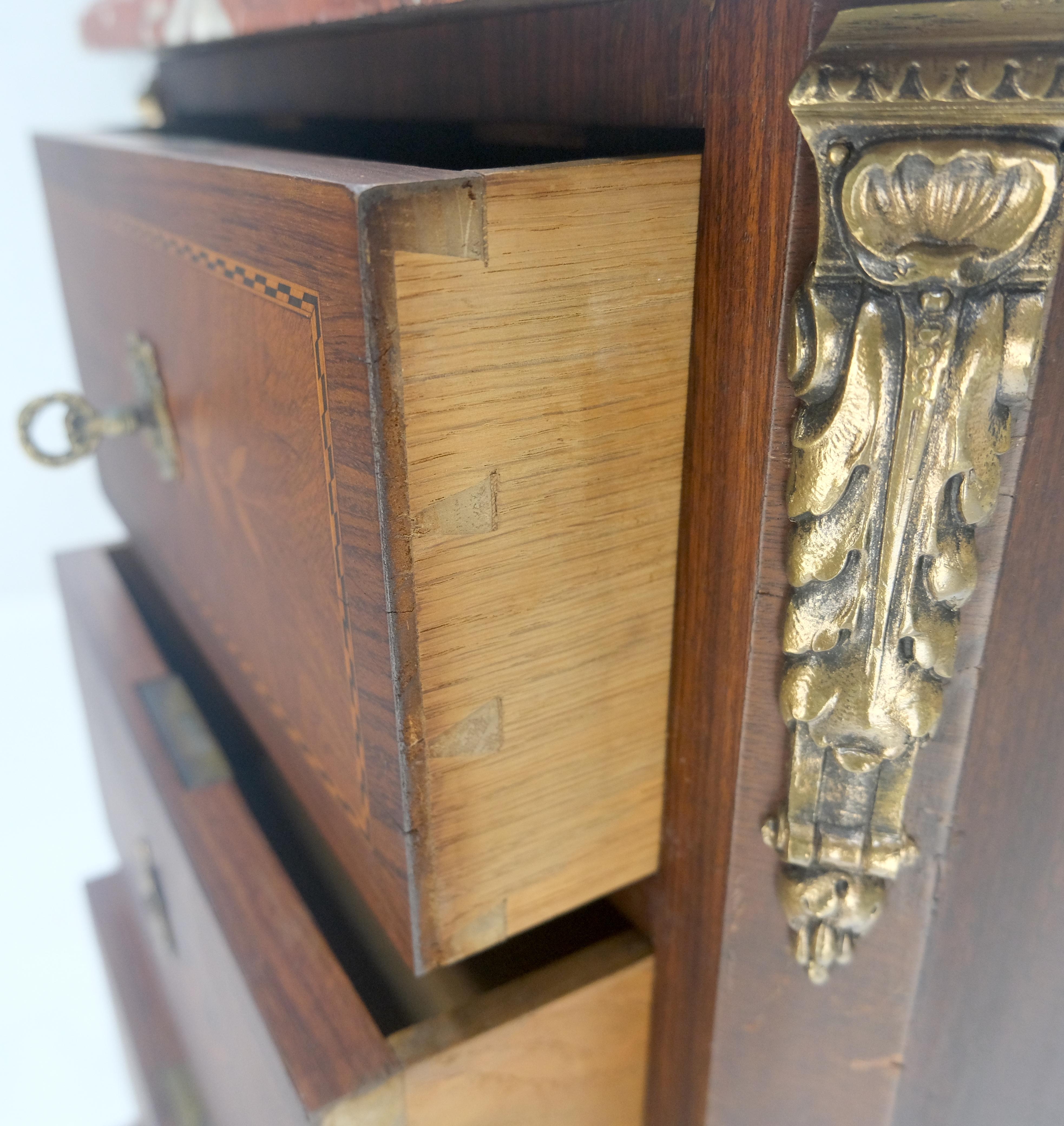 Rouge Marble Top 6 cassetti con code di rondine Cassettone lingerie francese Luigi XV in vendita 2