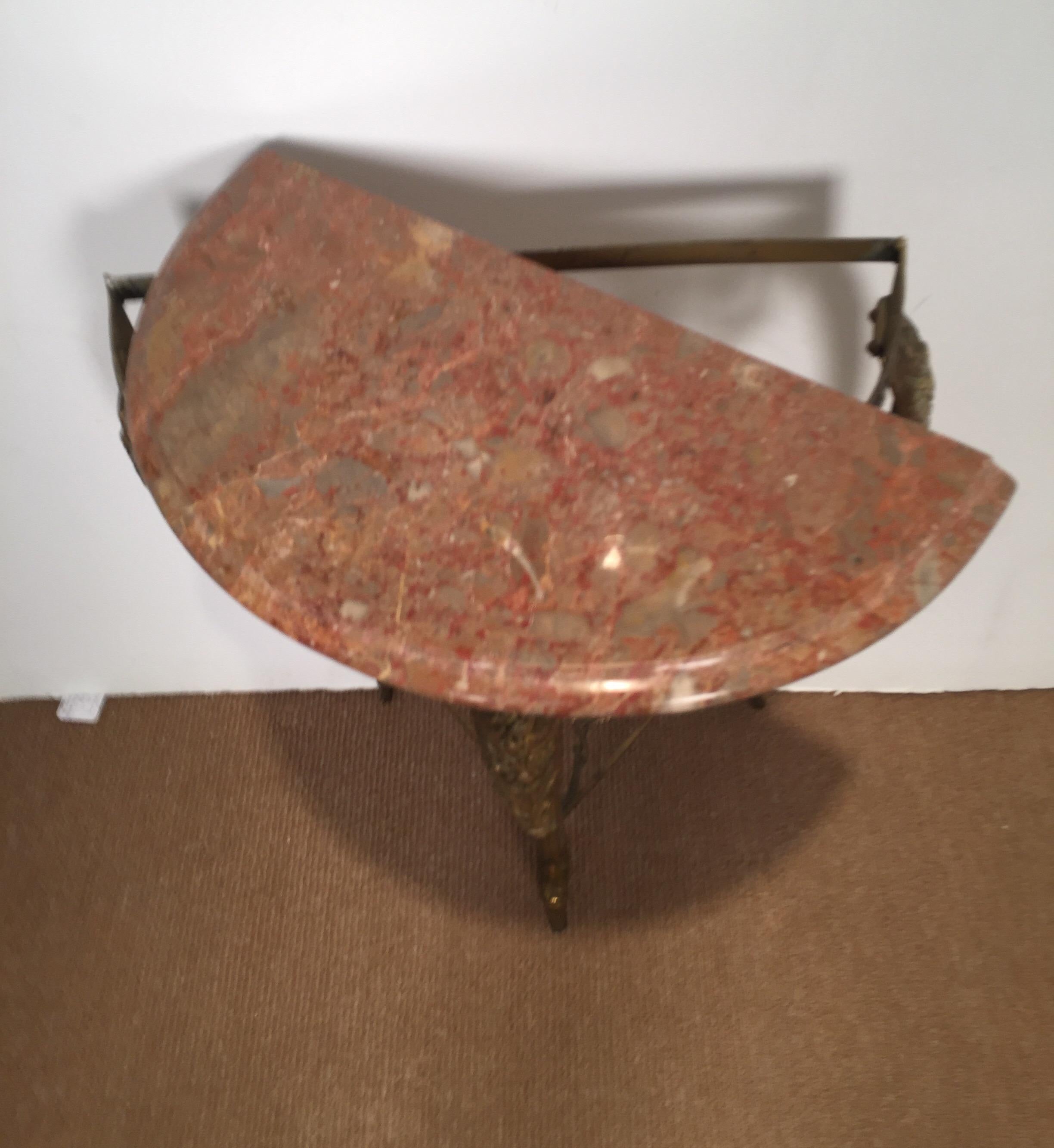 Rouge Marmorplatte auf einem detailreichen Messingstützen, Cabriole-Beine, Mitte der 1900er Jahre 13