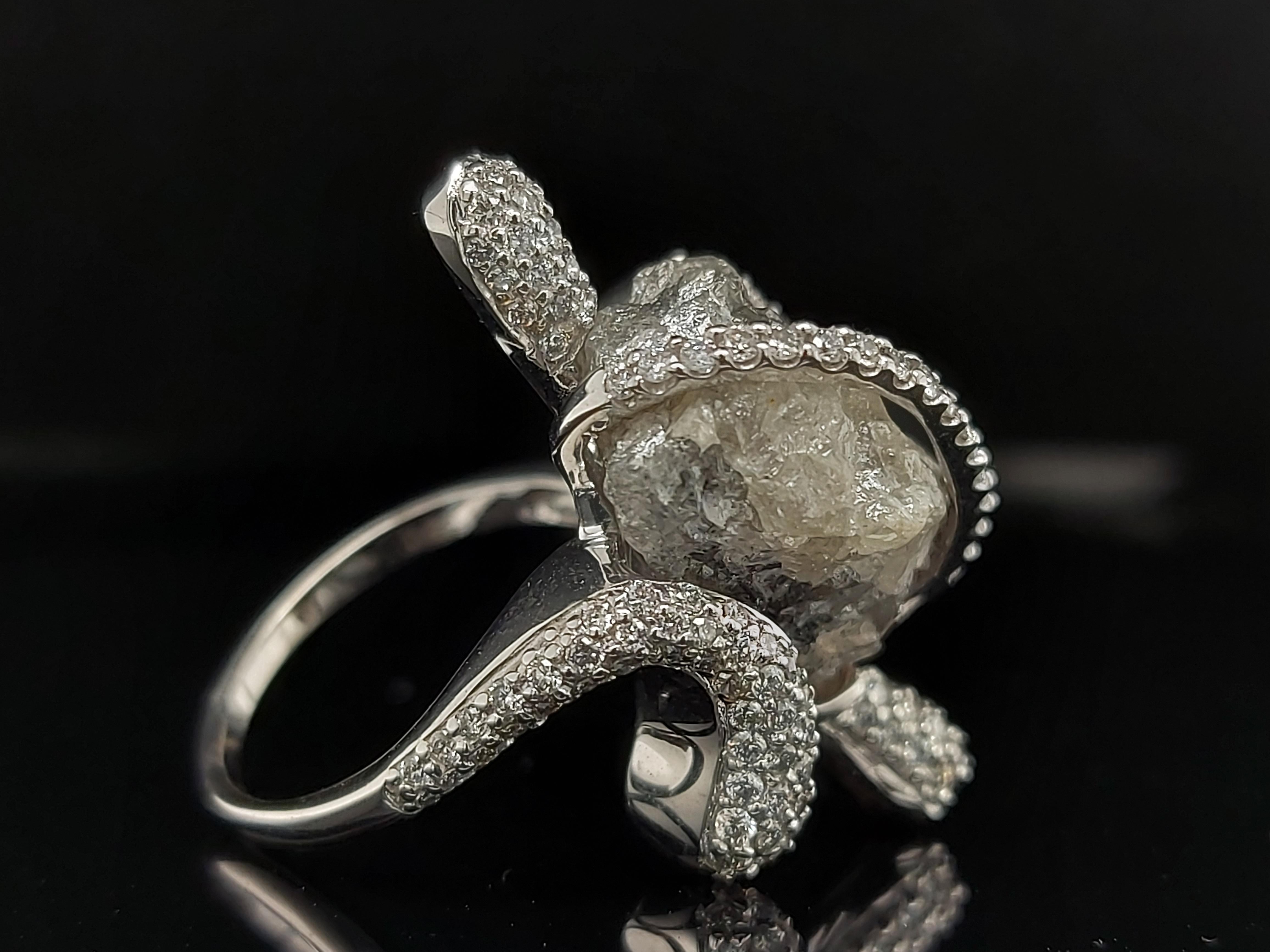Bague unique en or blanc faite à la main avec diamants ronds de 14 carats au centre et diamants taille brillant en vente 6
