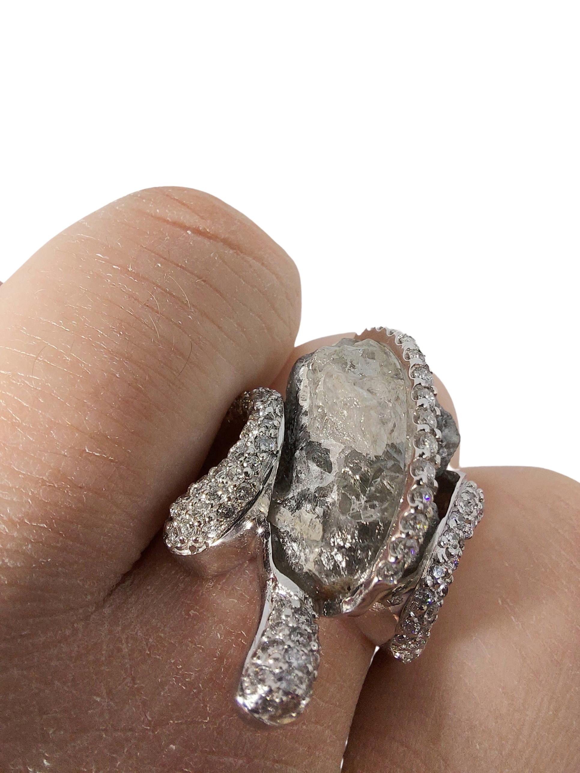 Bague unique en or blanc faite à la main avec diamants ronds de 14 carats au centre et diamants taille brillant en vente 14