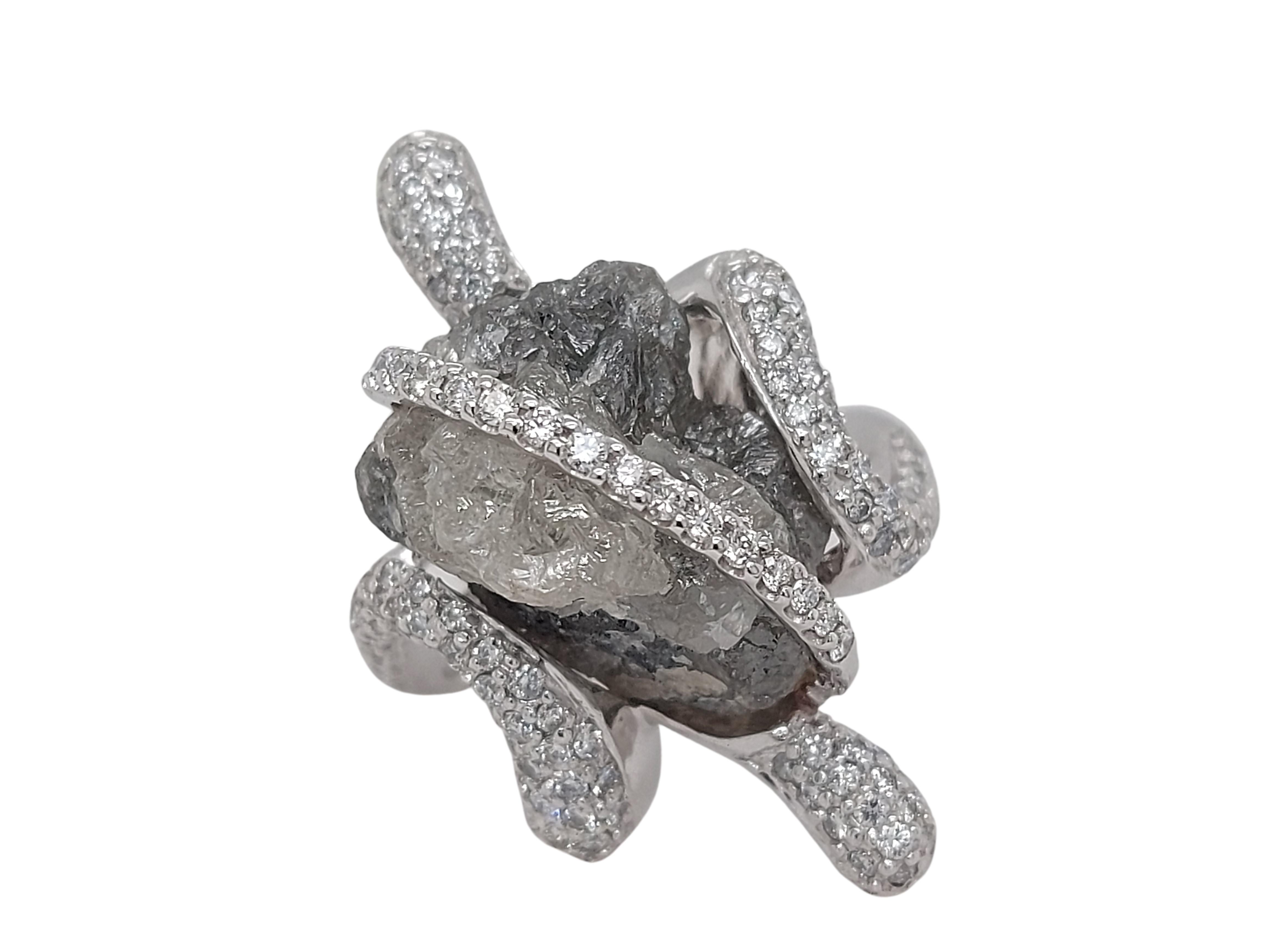 Artisan Bague unique en or blanc faite à la main avec diamants ronds de 14 carats au centre et diamants taille brillant en vente