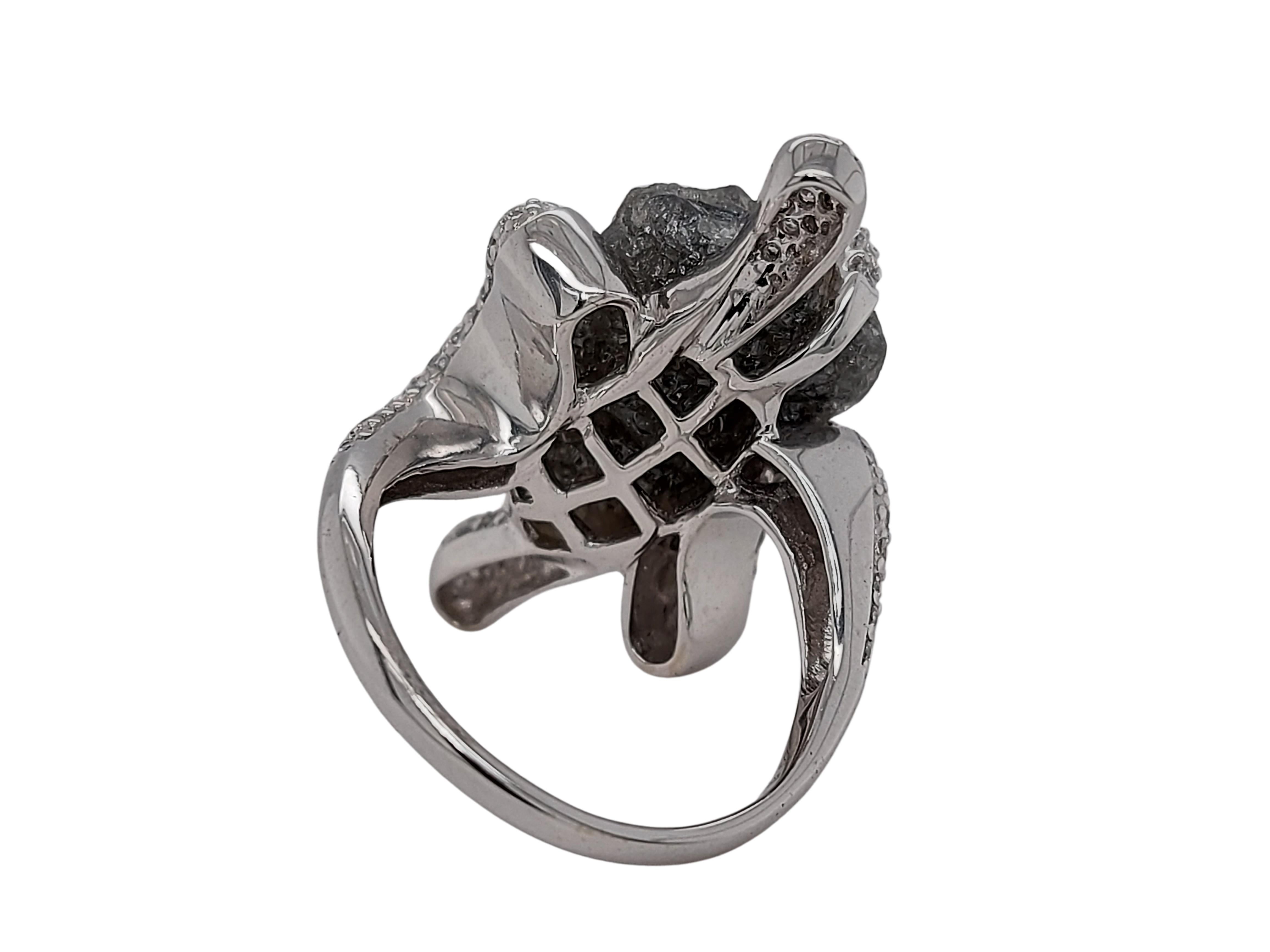 Bague unique en or blanc faite à la main avec diamants ronds de 14 carats au centre et diamants taille brillant Pour hommes en vente