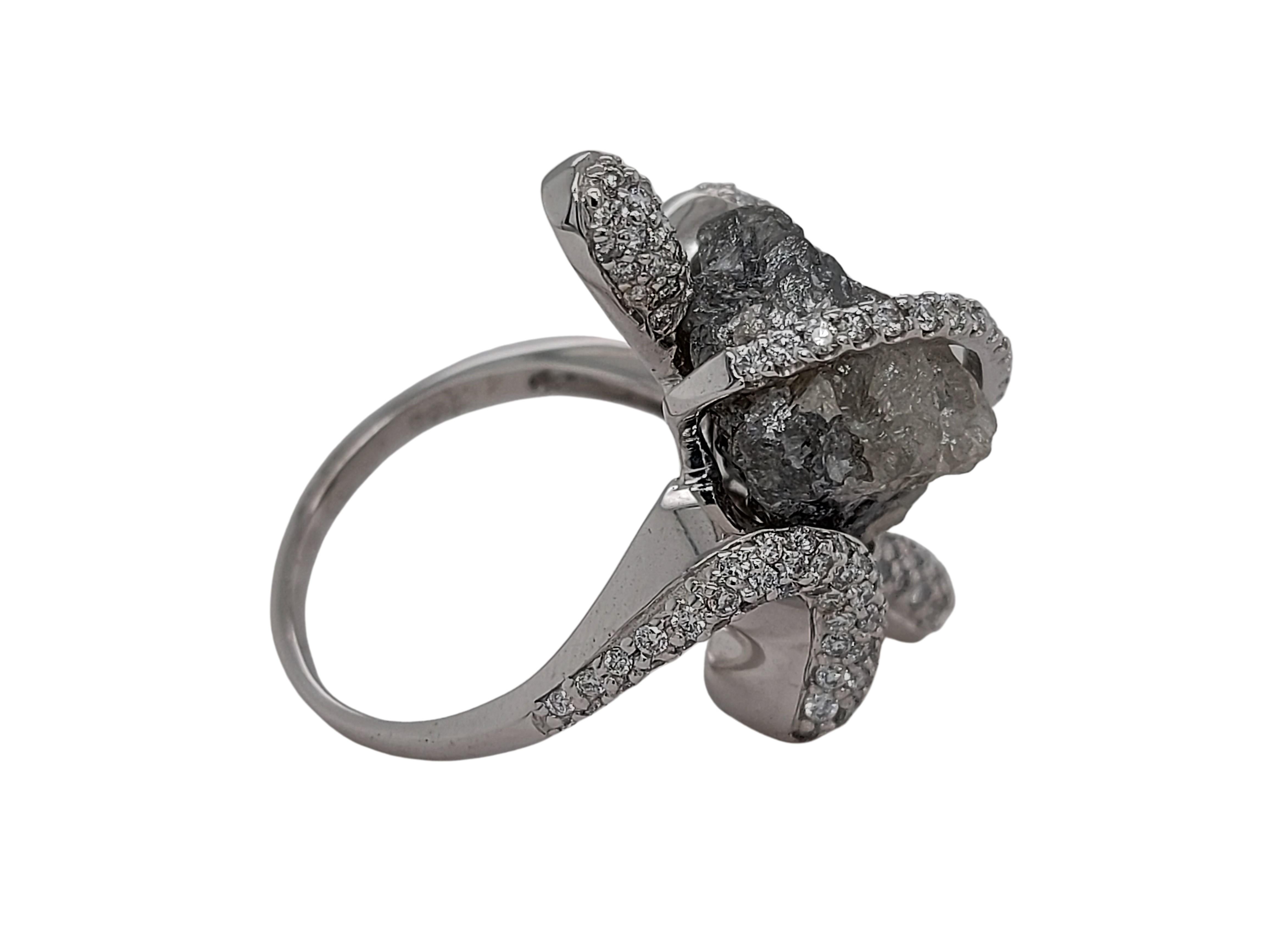 Bague unique en or blanc faite à la main avec diamants ronds de 14 carats au centre et diamants taille brillant en vente 2