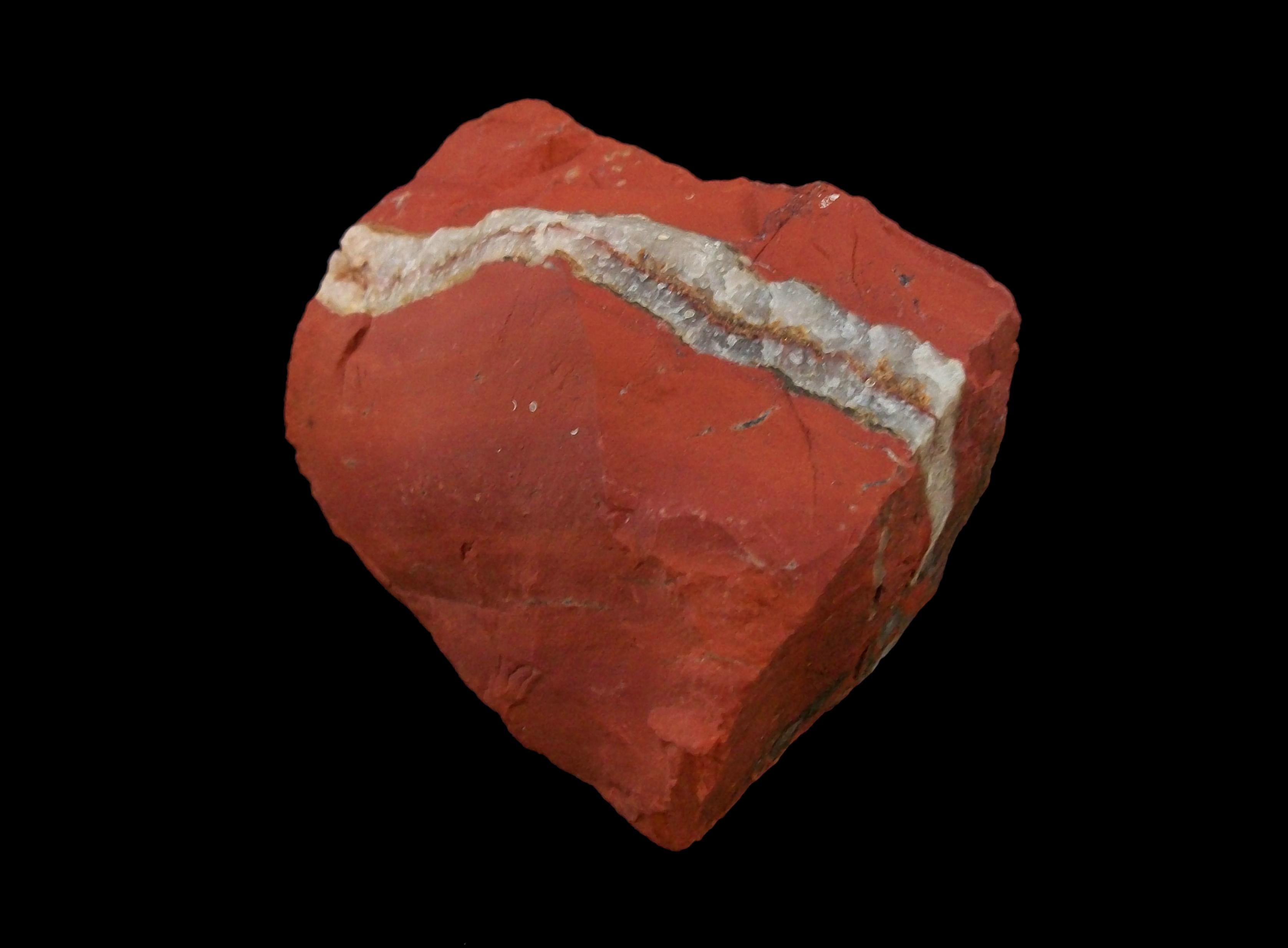 Roher amerikanischer Jaspis als Ausstellungsstück - mit einer attraktiven und gleichmäßigen satten roten Farbe mit einer einzelnen diagonalen Quarzader - seit Tausenden von Jahren als Stein des Schutzes und des Gleichgewichts bekannt - 783 Gramm