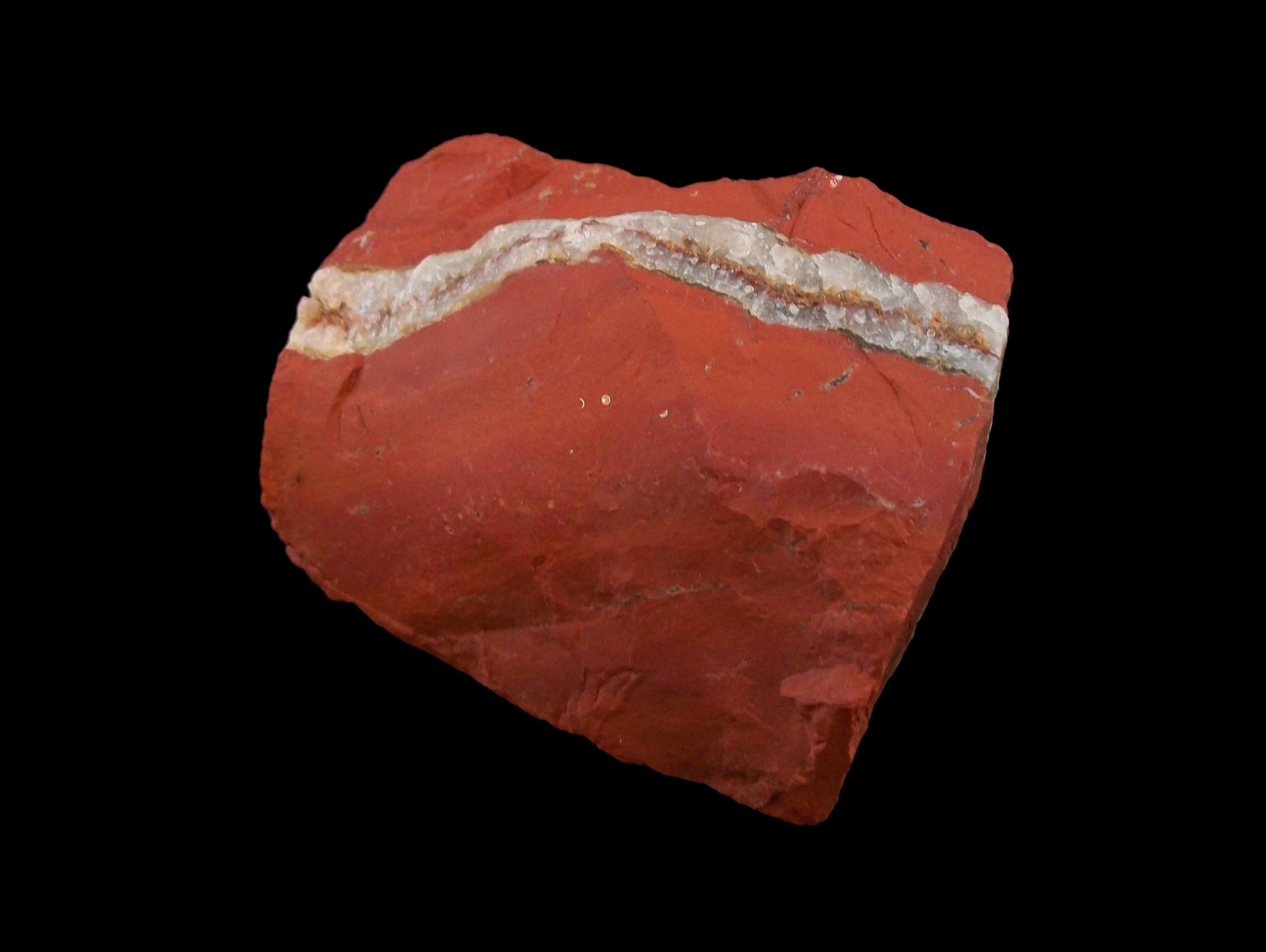 Rohes amerikanisches rotes Jaspis-Vitrinenexemplar - 783 Gramm - spätes 20. Jahrhundert (Rustikal) im Angebot