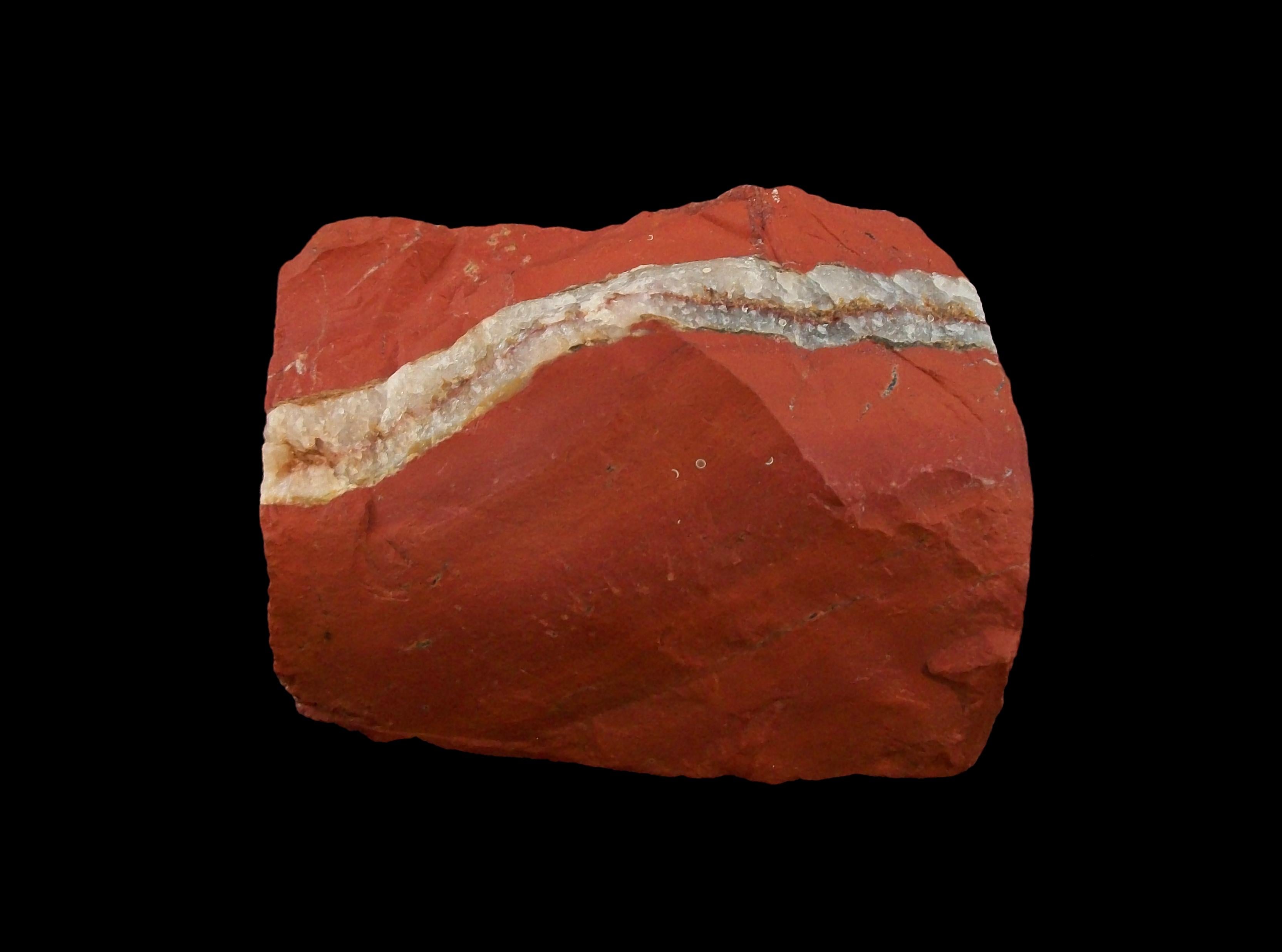 Rohes amerikanisches rotes Jaspis-Vitrinenexemplar - 783 Gramm - spätes 20. Jahrhundert im Zustand „Gut“ im Angebot in Chatham, ON