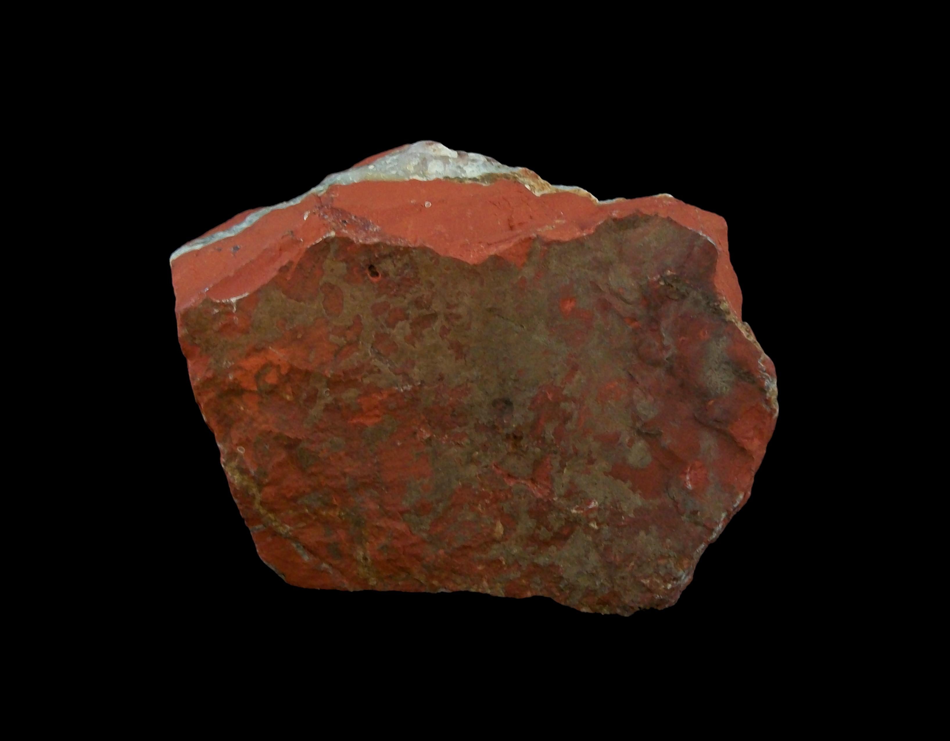 Rohes amerikanisches rotes Jaspis-Vitrinenexemplar - 783 Gramm - spätes 20. Jahrhundert (Stein) im Angebot