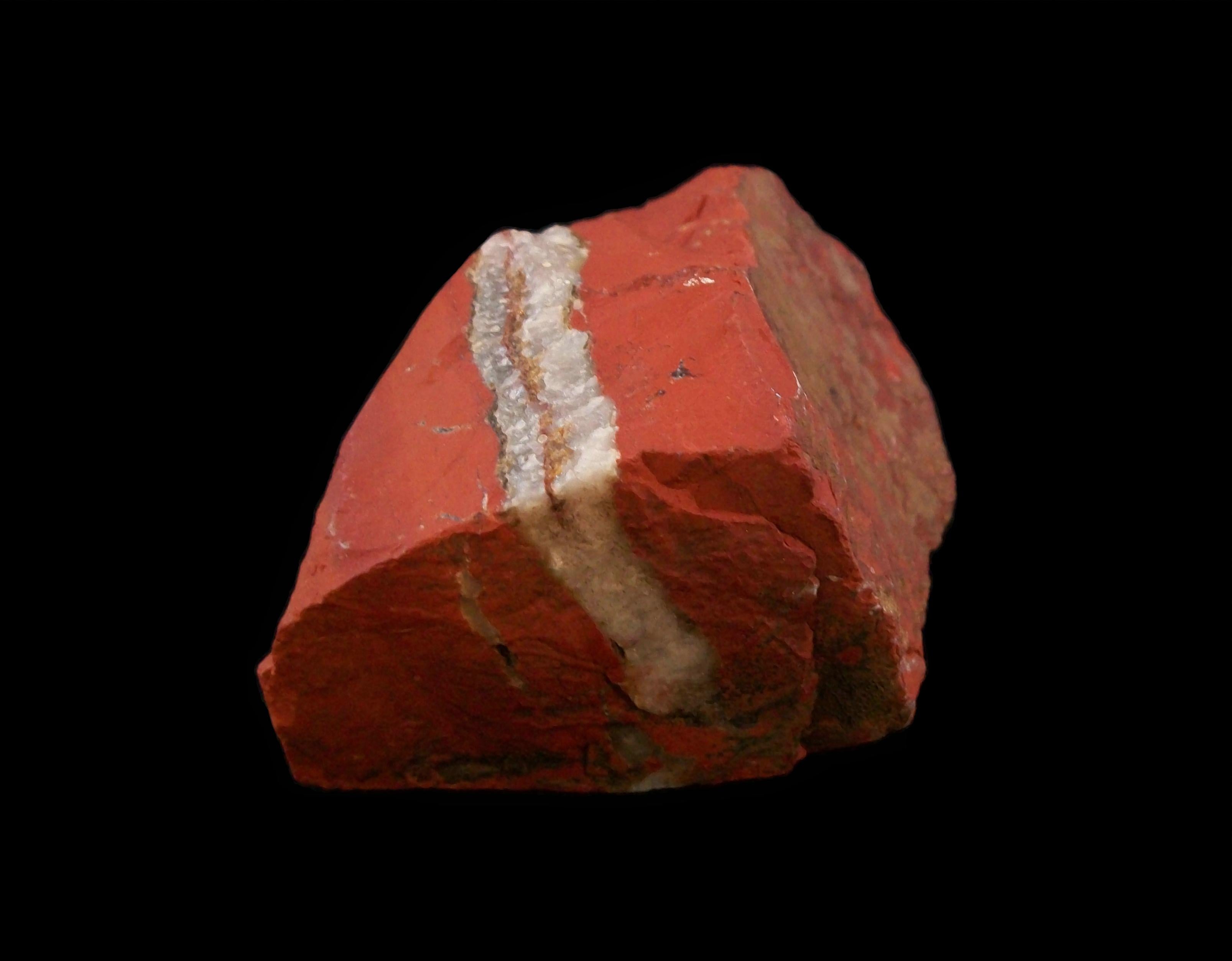Rohes amerikanisches rotes Jaspis-Vitrinenexemplar - 783 Gramm - spätes 20. Jahrhundert im Angebot 1