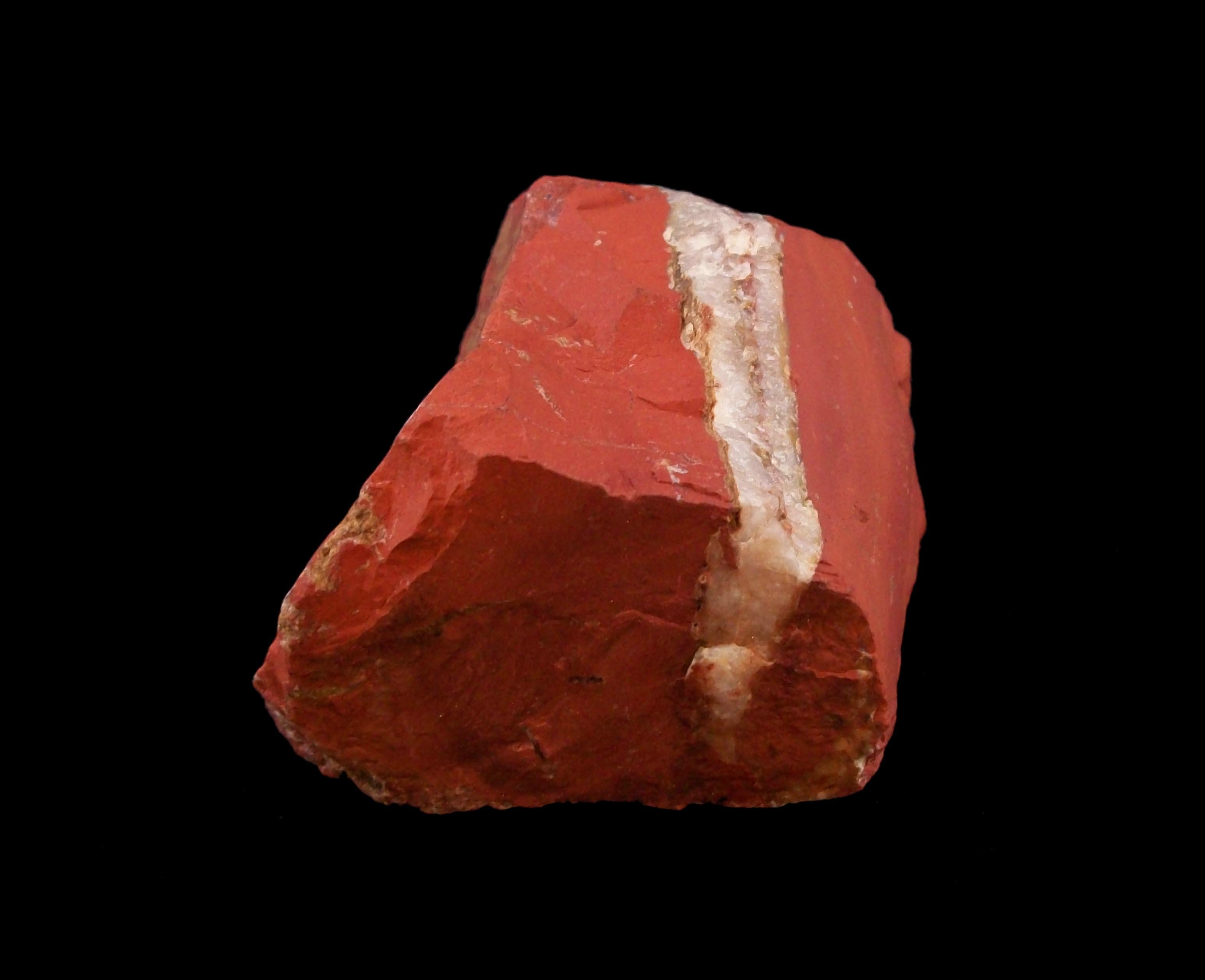 Rohes amerikanisches rotes Jaspis-Vitrinenexemplar - 783 Gramm - spätes 20. Jahrhundert im Angebot 2