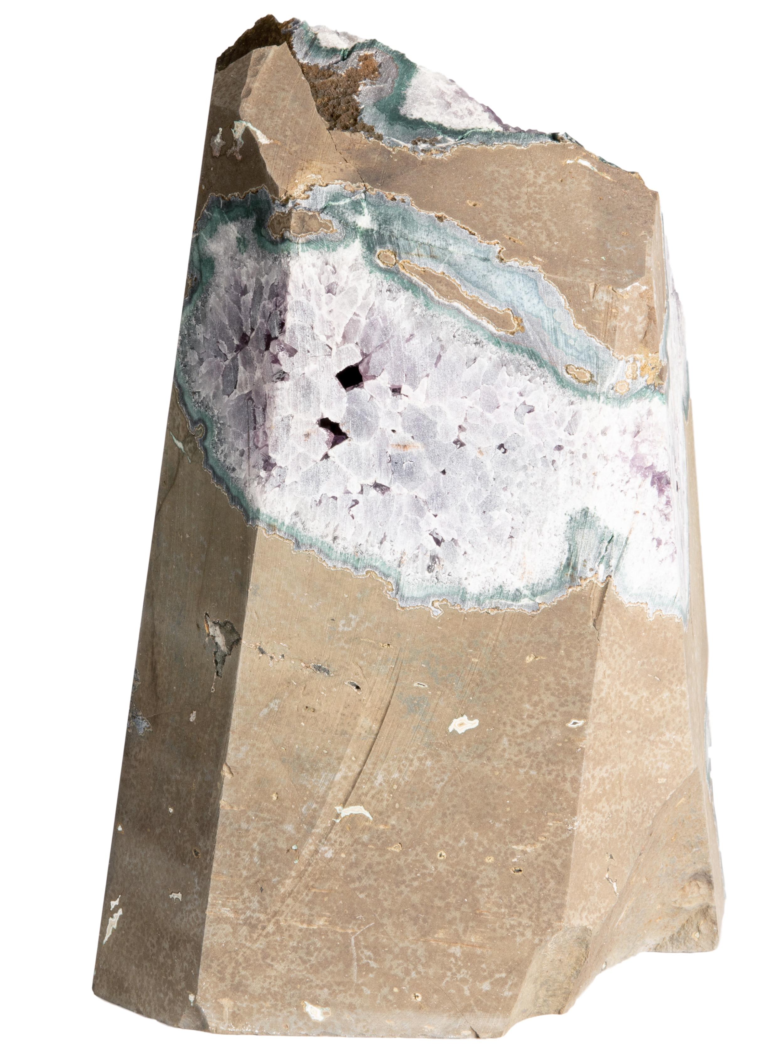 Uruguayen Formation de la calcite d'améthyste brute entourée de céladonite verte et de quartz blanc en vente