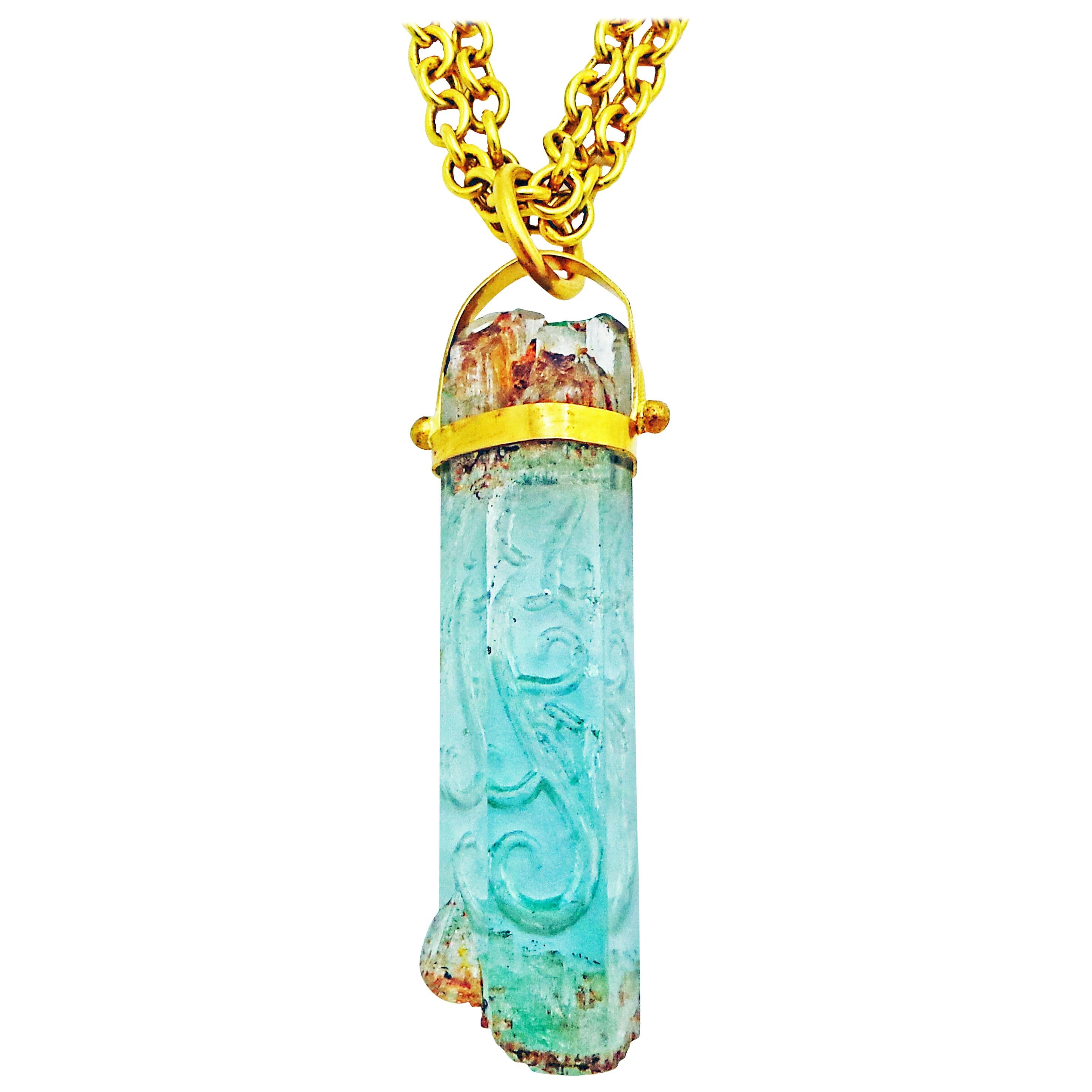 Colgante de aguamarina en bruto tallada en cristal sobre collar de cadena de oro de 22k